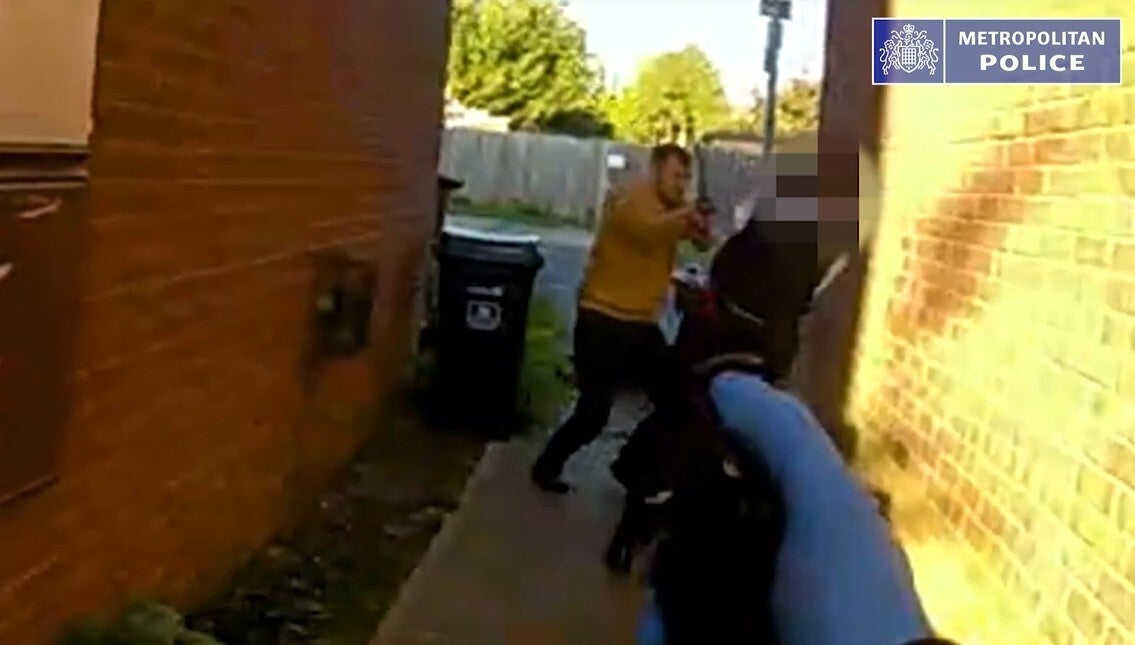 A police officer being attacked during the police pursuit
