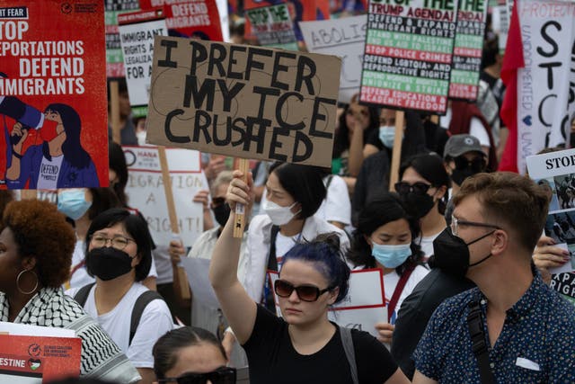 <p>Anti-ICE protesters in Chicago on Thursday</p>