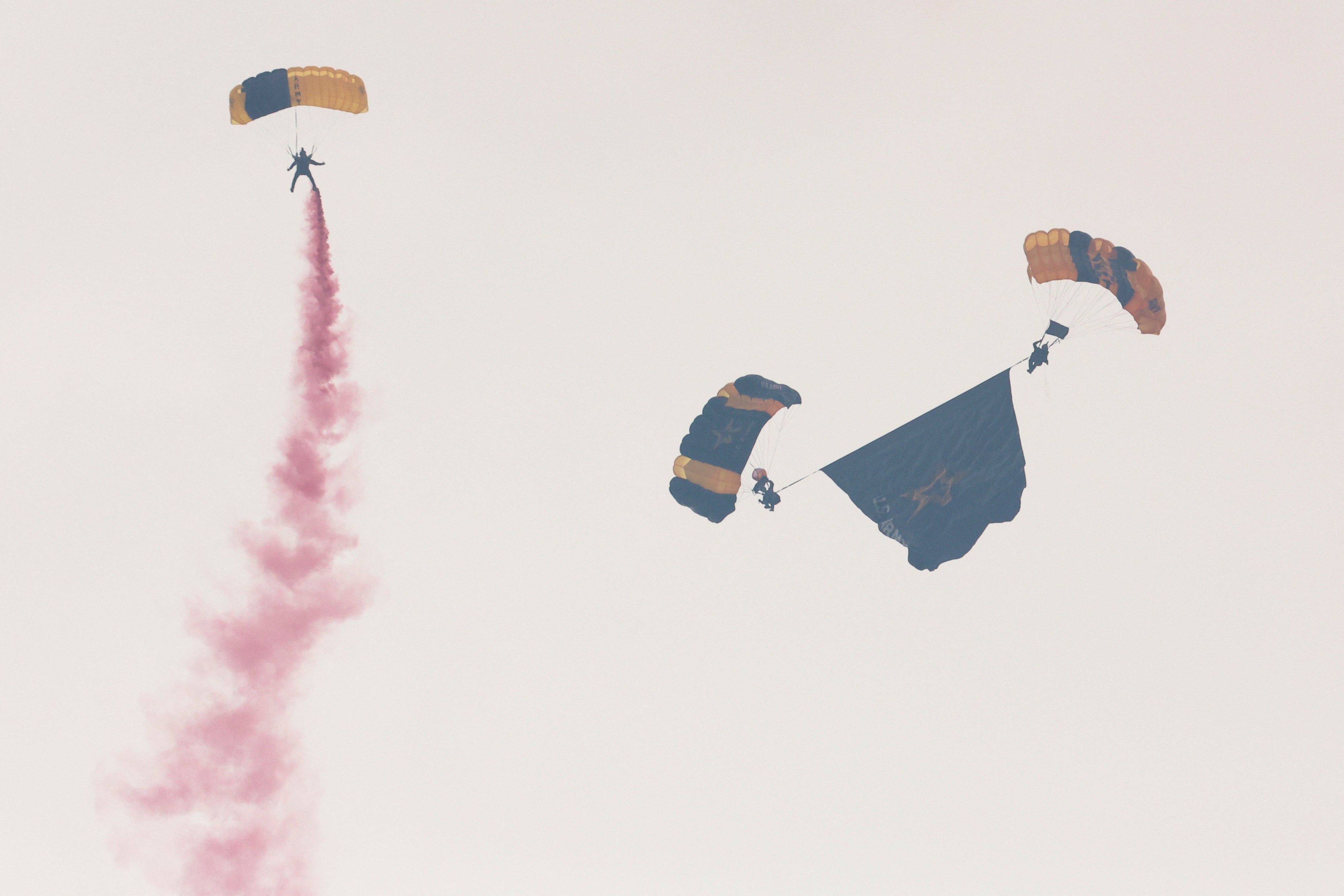 The parachutes went down from heaven at the opening of the parade.