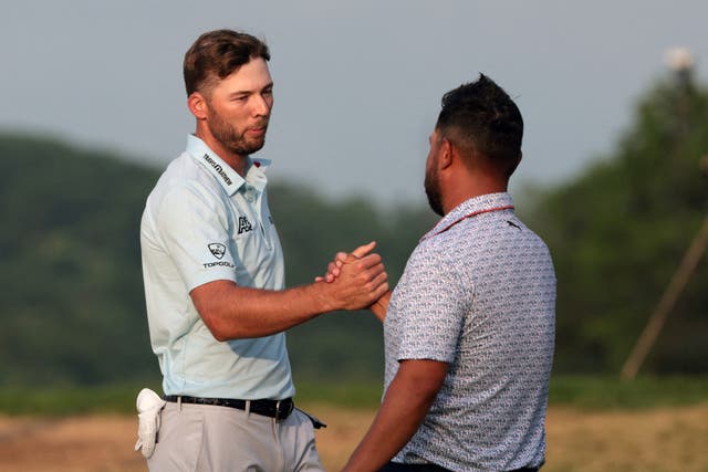 <p>Sam Burns (left) leads JJ Spaun (right) by a single stroke</p>