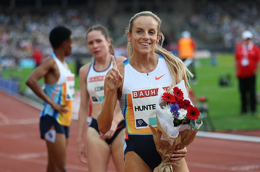 Georgia Hunter-Bell of Team Grã-Bretanha celebra a vitória dos 800m femininos