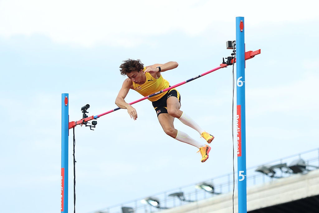Armand Duplantis salta 6.28 para estabelecer um novo recorde mundial