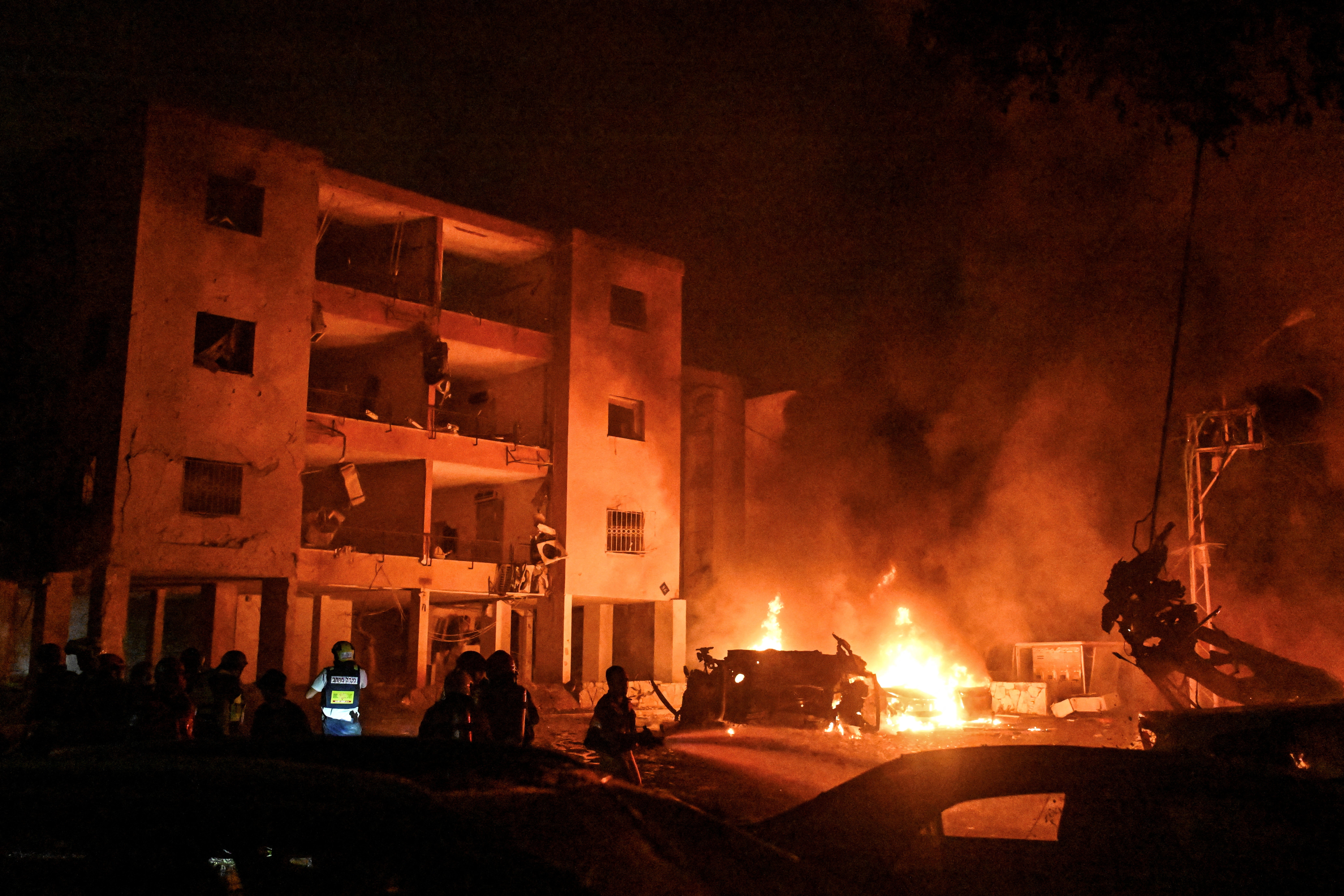 Firefighting and rescue teams respond to the fire after a missile attack in Haifa. The weekend struggle increased over the weekend after Israel's amazing attack on Iran on Friday.