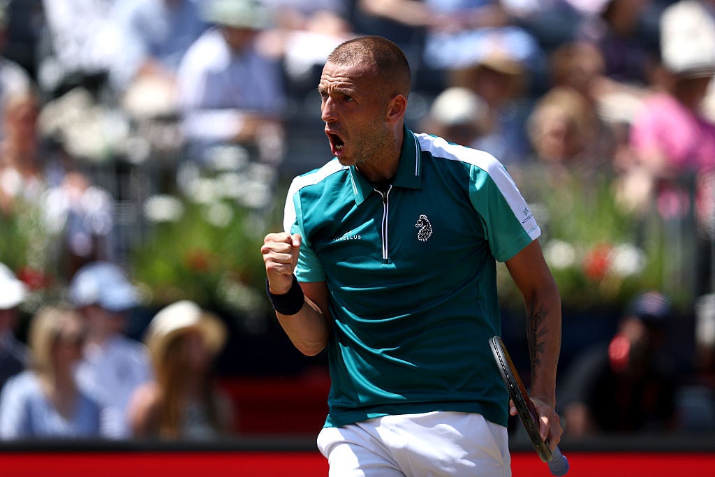 Dan Evans oslavuje úžasnú výhru