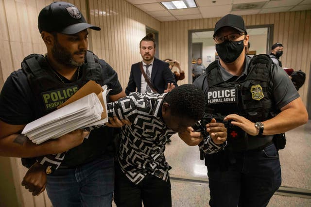 <p>El Servicio de Inmigración y Control de Aduanas ha gastado más de lo presupuestado en medio de sus labores para detener a miles de inmigrantes no autorizados cada día. Se calcula que ya superó el presupuesto en mil millones de dólares.</p>