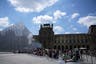 Abrumado y con poco personal, el Louvre cierra sus puertas