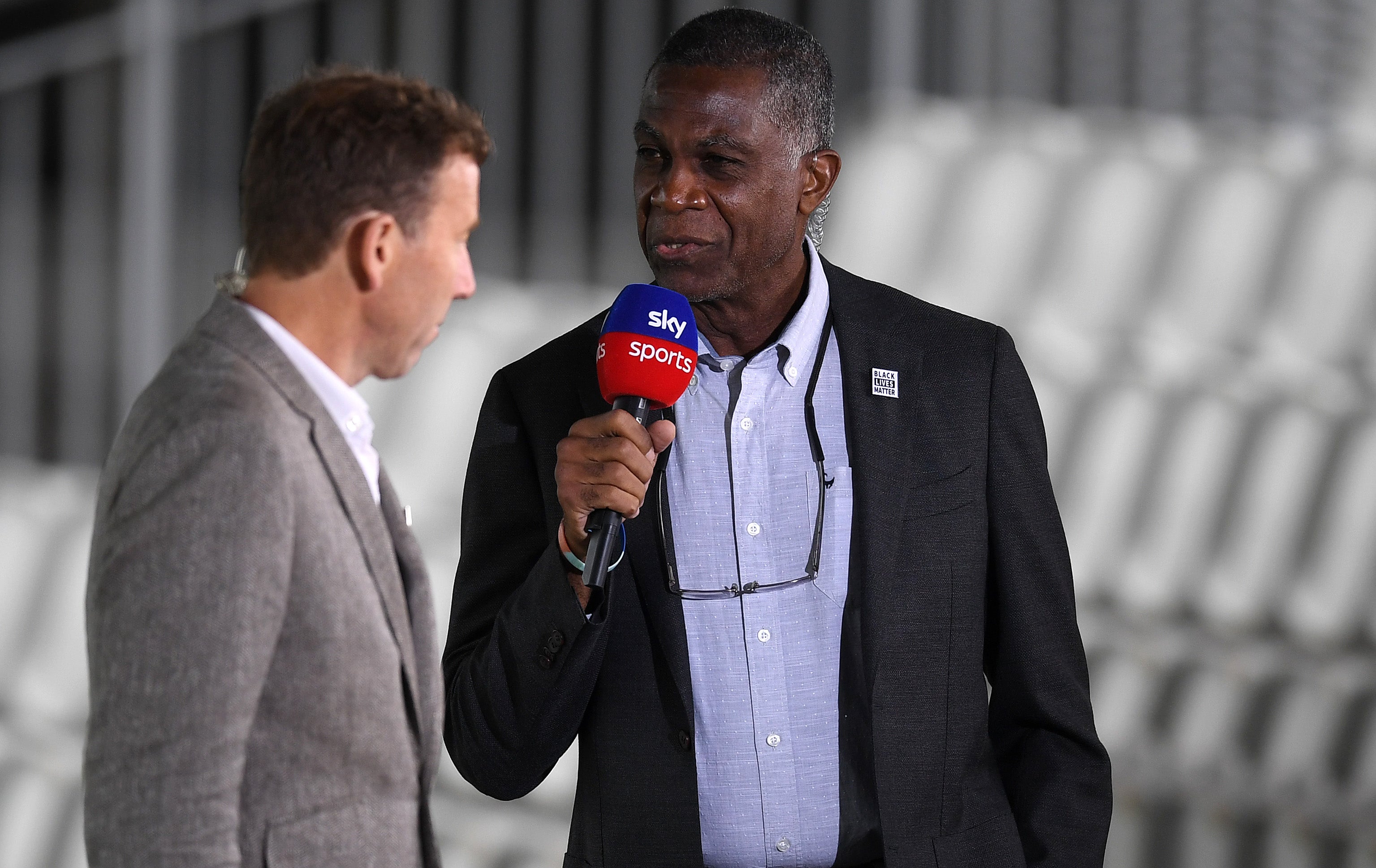 Michael Holding, di sini bersama Michael Atherton, dapat berbicara dengan kuat tentang pengalaman rasisme.