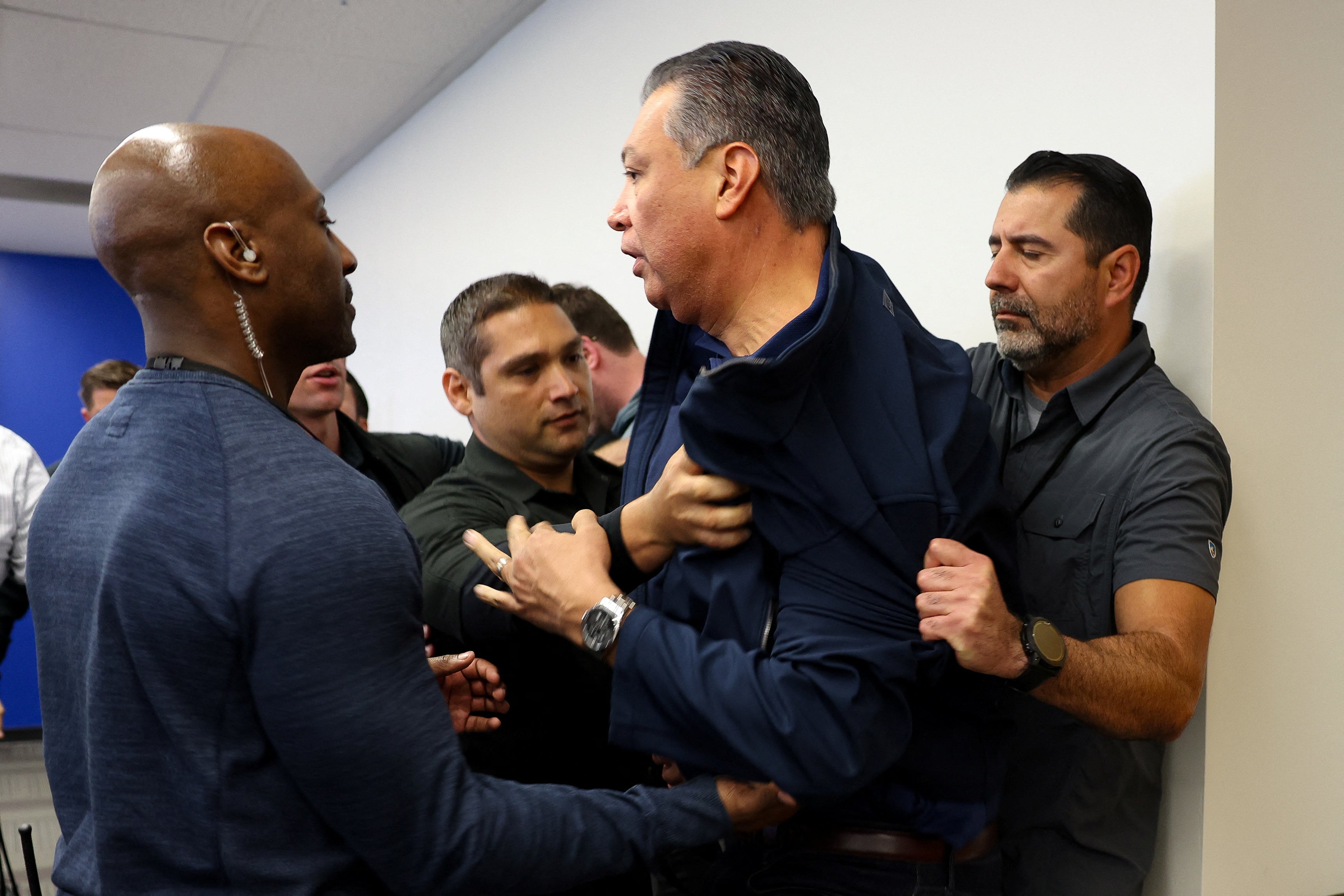 Sen. Alex Padilla was detained during the press conference with the Secretary of the homeland of Christ Noem