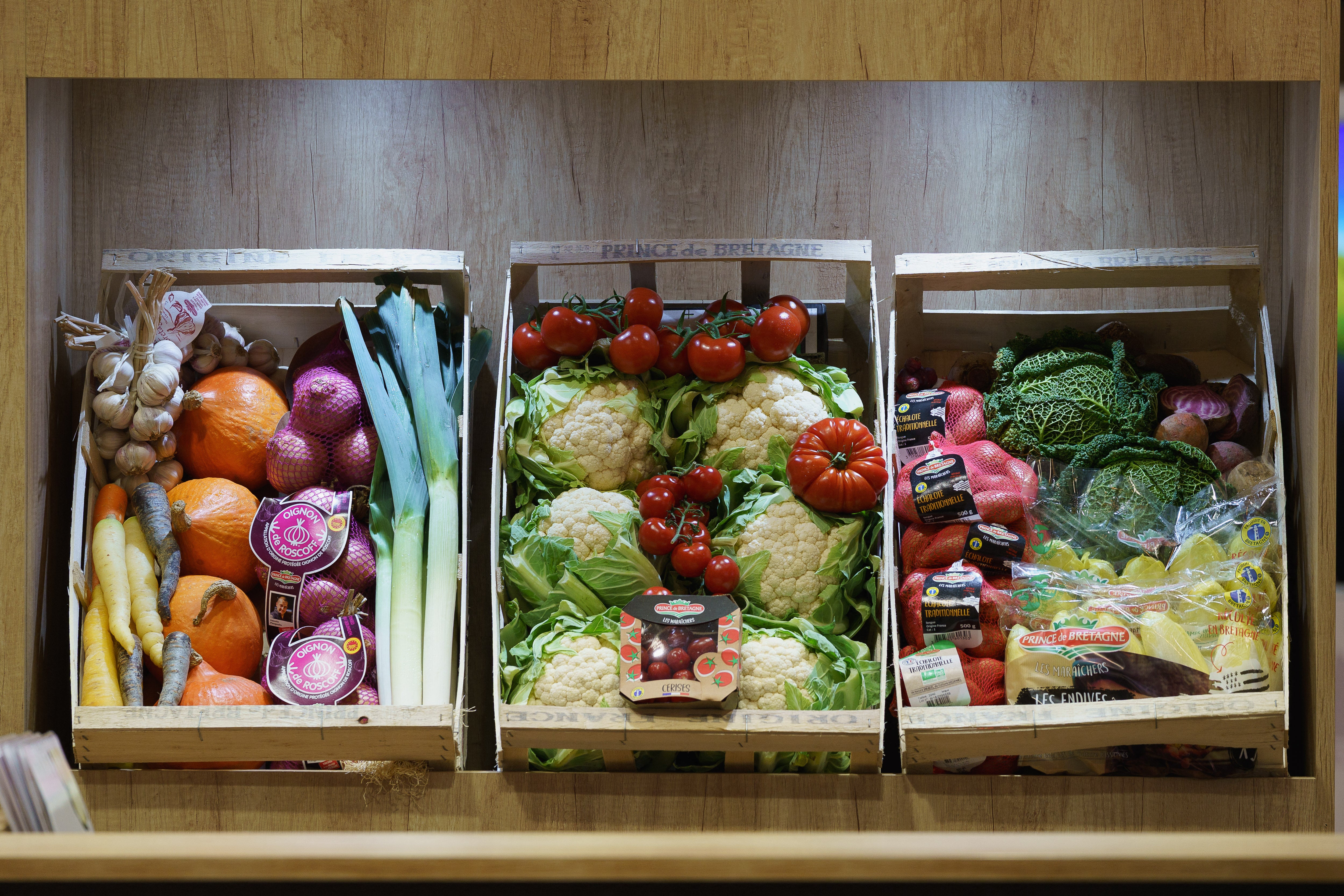 Presentation of crates filled with fruit and vegetables