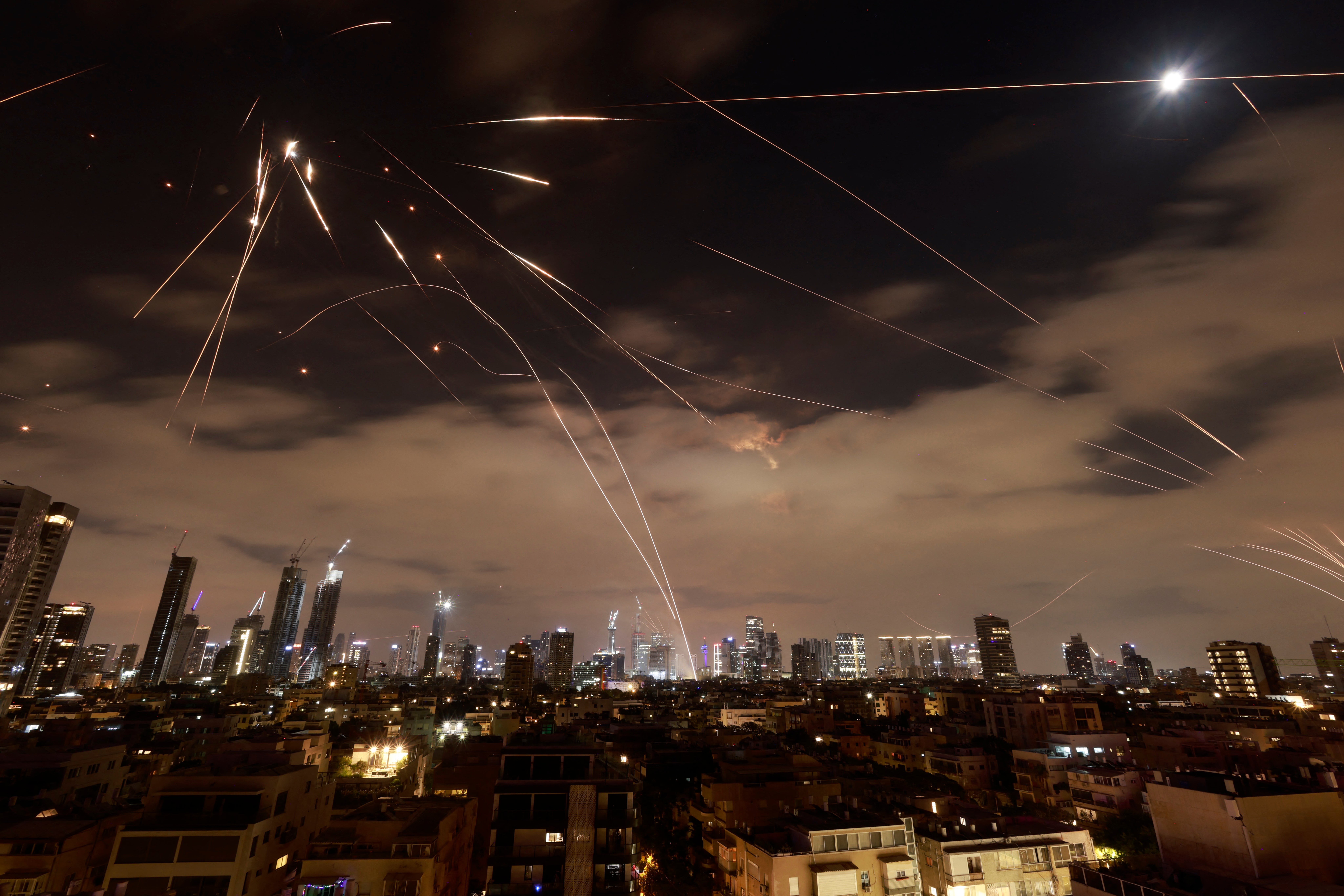 Los sistemas de defensa aérea israelí se activan para interceptar misiles iraníes sobre la ciudad israelí de Tel Aviv