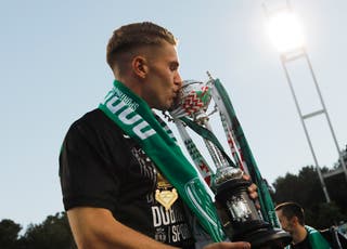 Gyokeres kissing the trophy