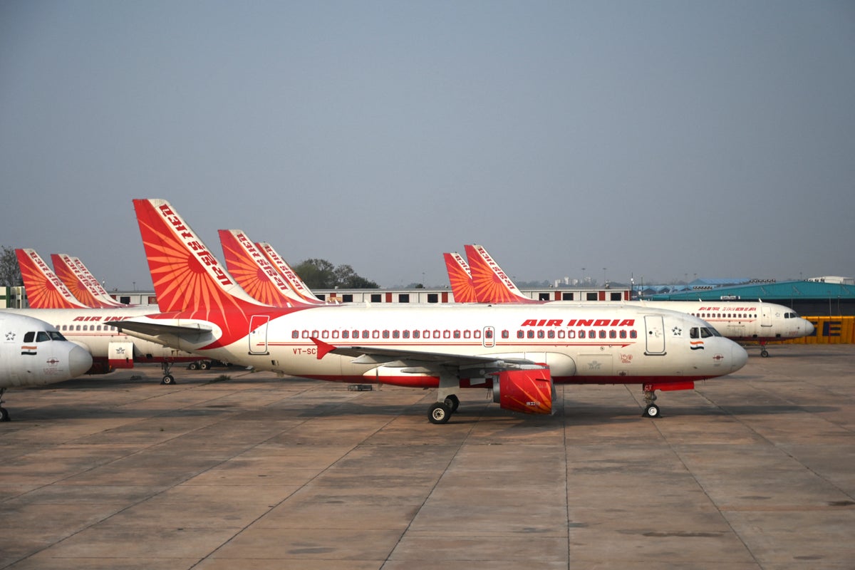 Air India Boeing 787-8 Dreamliner flight forced to turn back with ...