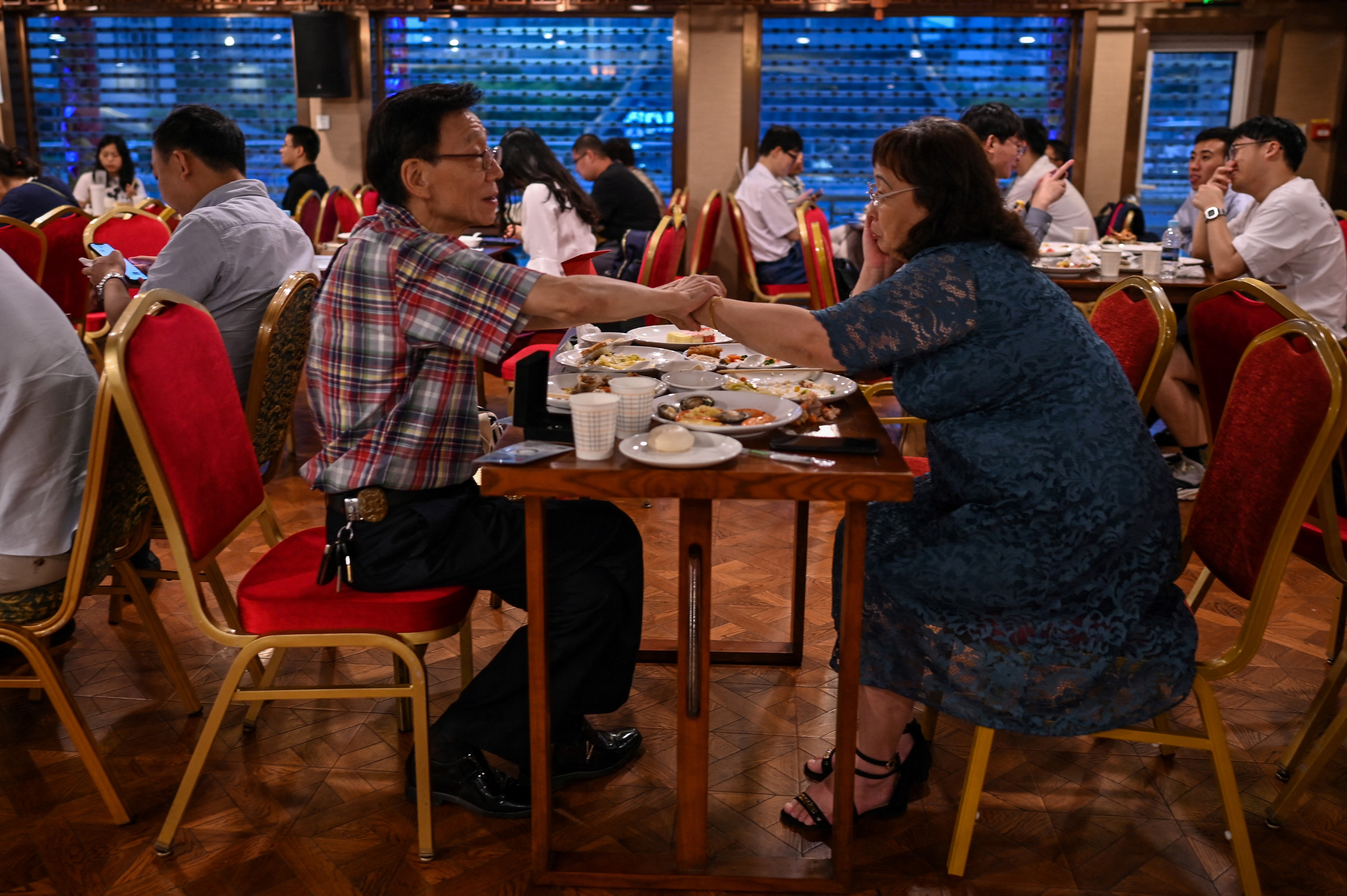 <p>File: People dining at a floating restaurant on the Huangpu River in Shanghai</p>