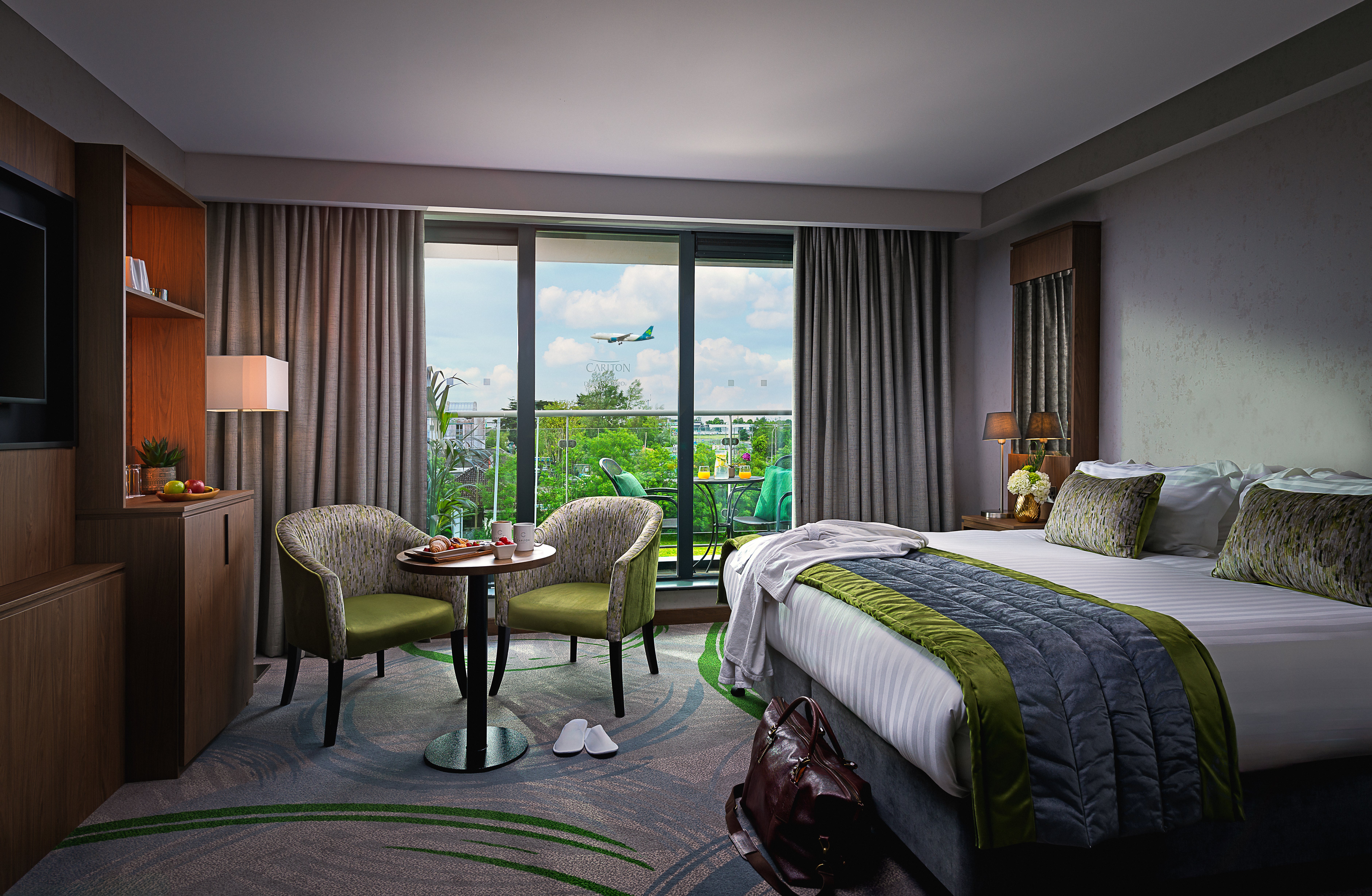 <p>Nothing gets a traveller more excited for a trip than watching planes pass by their hotel windows</p>