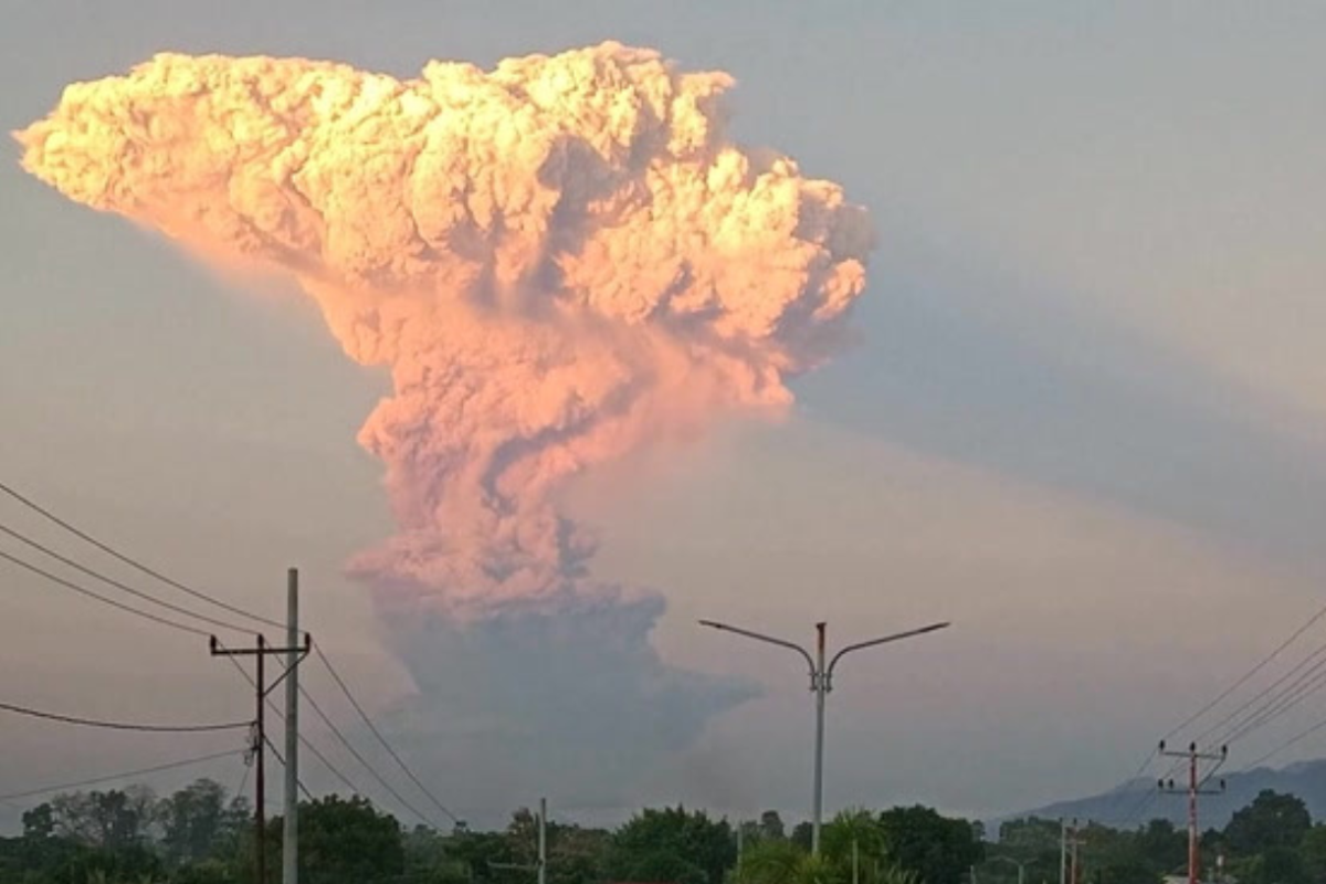 Massive eruption in Indonesia spews ash 10,000 metres high