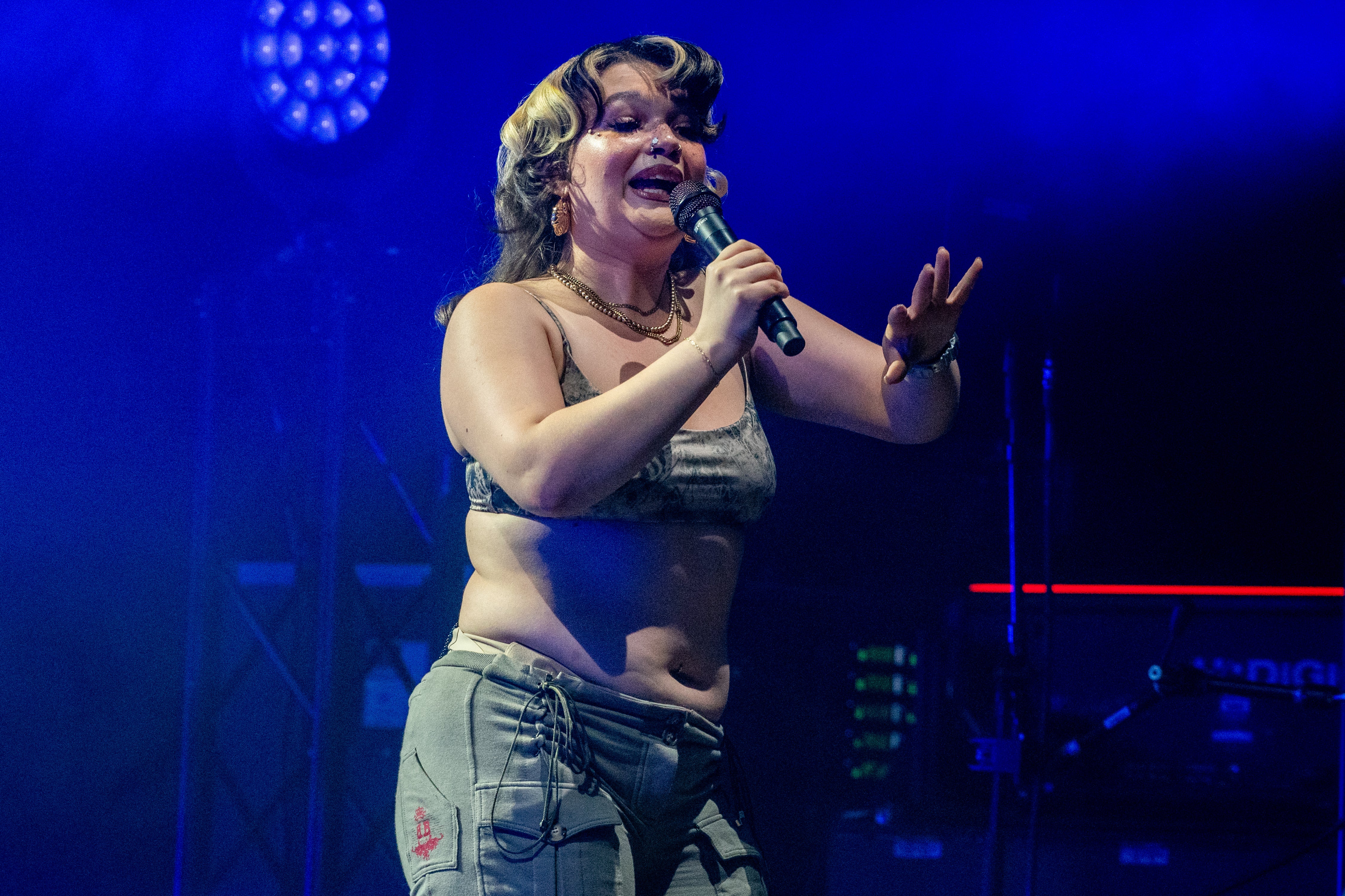 Lola Young has a scattergun approach to her Glastonbury set