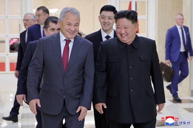 <p>El líder norcoreano Kim Jong-un con el secretario del Consejo de Seguridad ruso Serguéi Shoigú durante una reunión en Pyongyang</p>