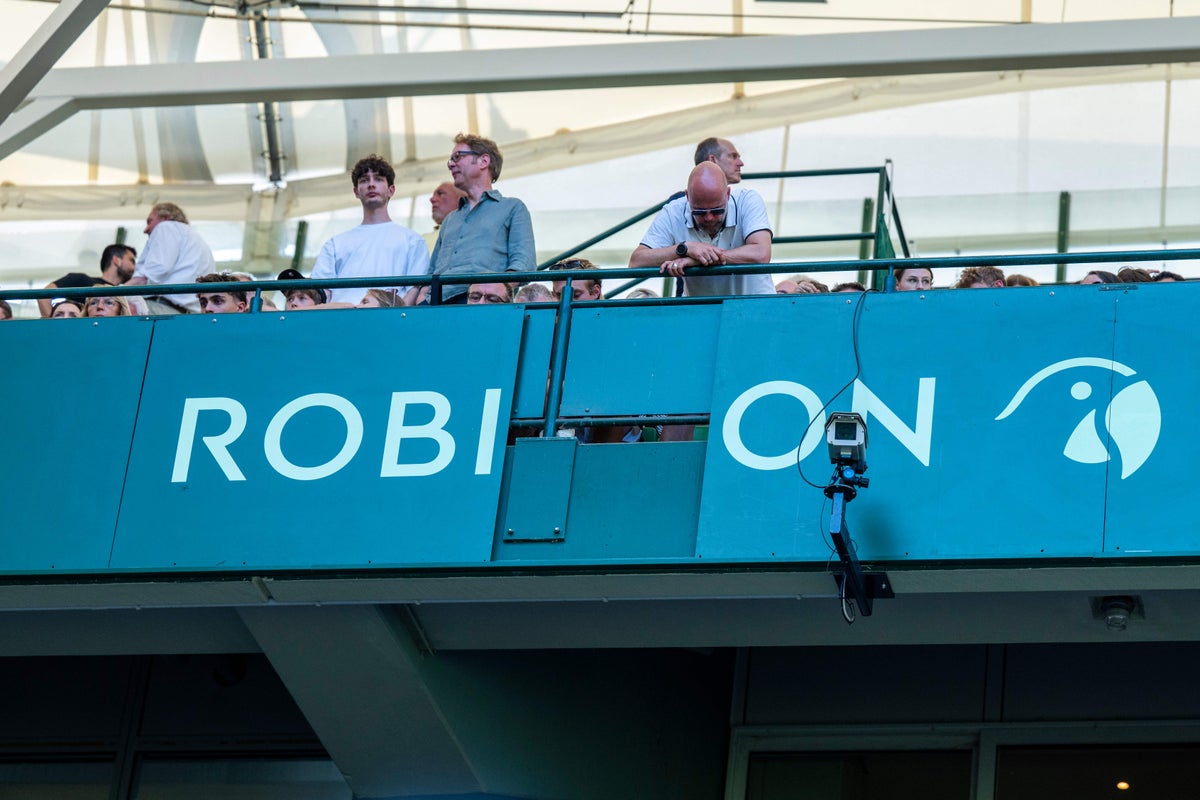 Spectator at ATP event in Halle hit by falling advertising banner