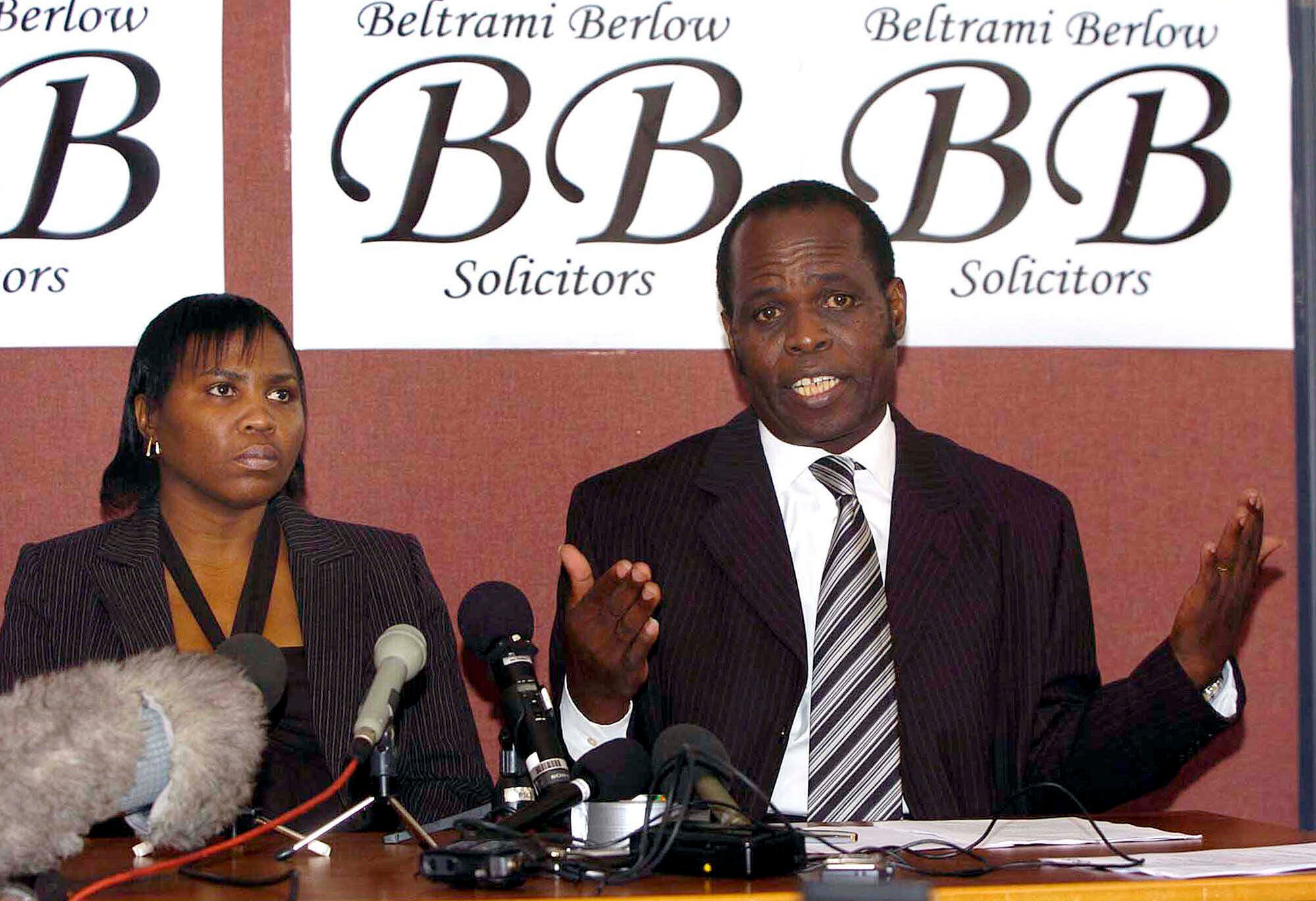 Samovolakan Nadbishop Gilbert Deya, right, Journalists in Glasgow, Scotland Wednesday, 29. September 2004. years as he sits together with the pregnanties of Devo Dakkins-Scott, who claims after Dey blessed. (AP Photo / Ian Stewart, file)