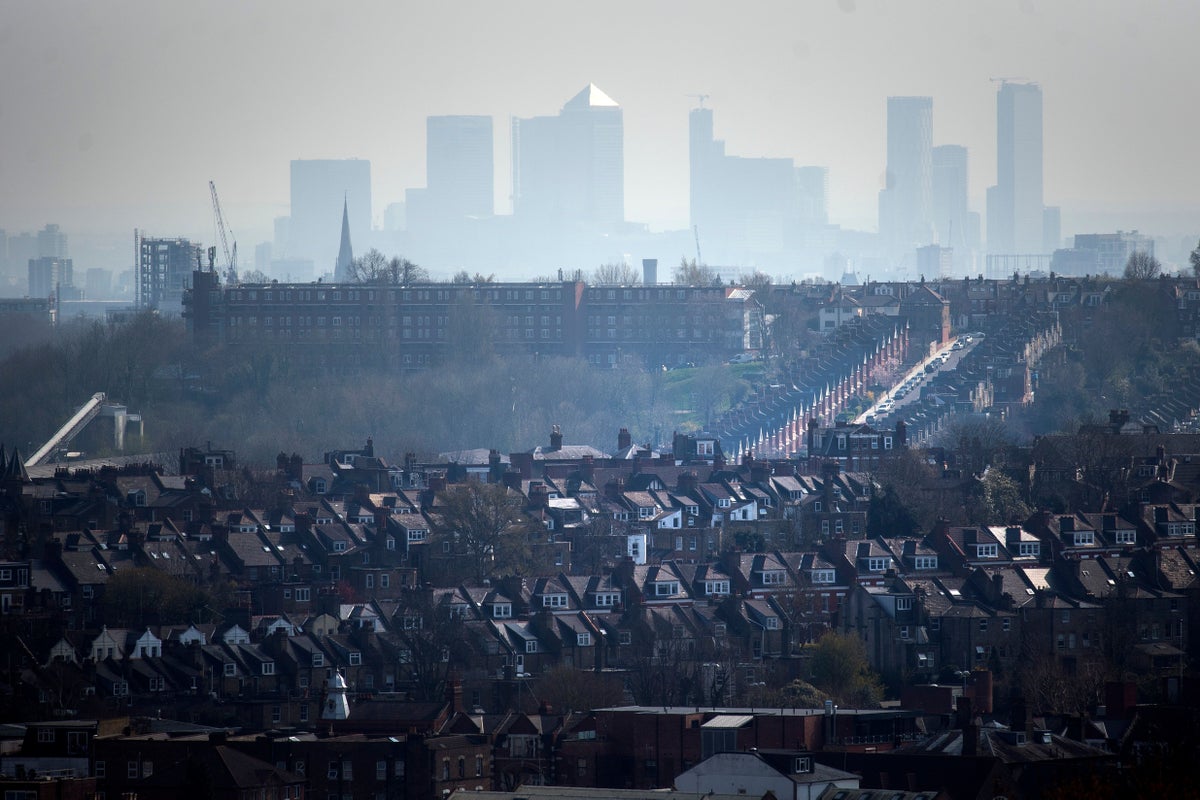 High pollution warning issued in London as capital braces for 34C heat