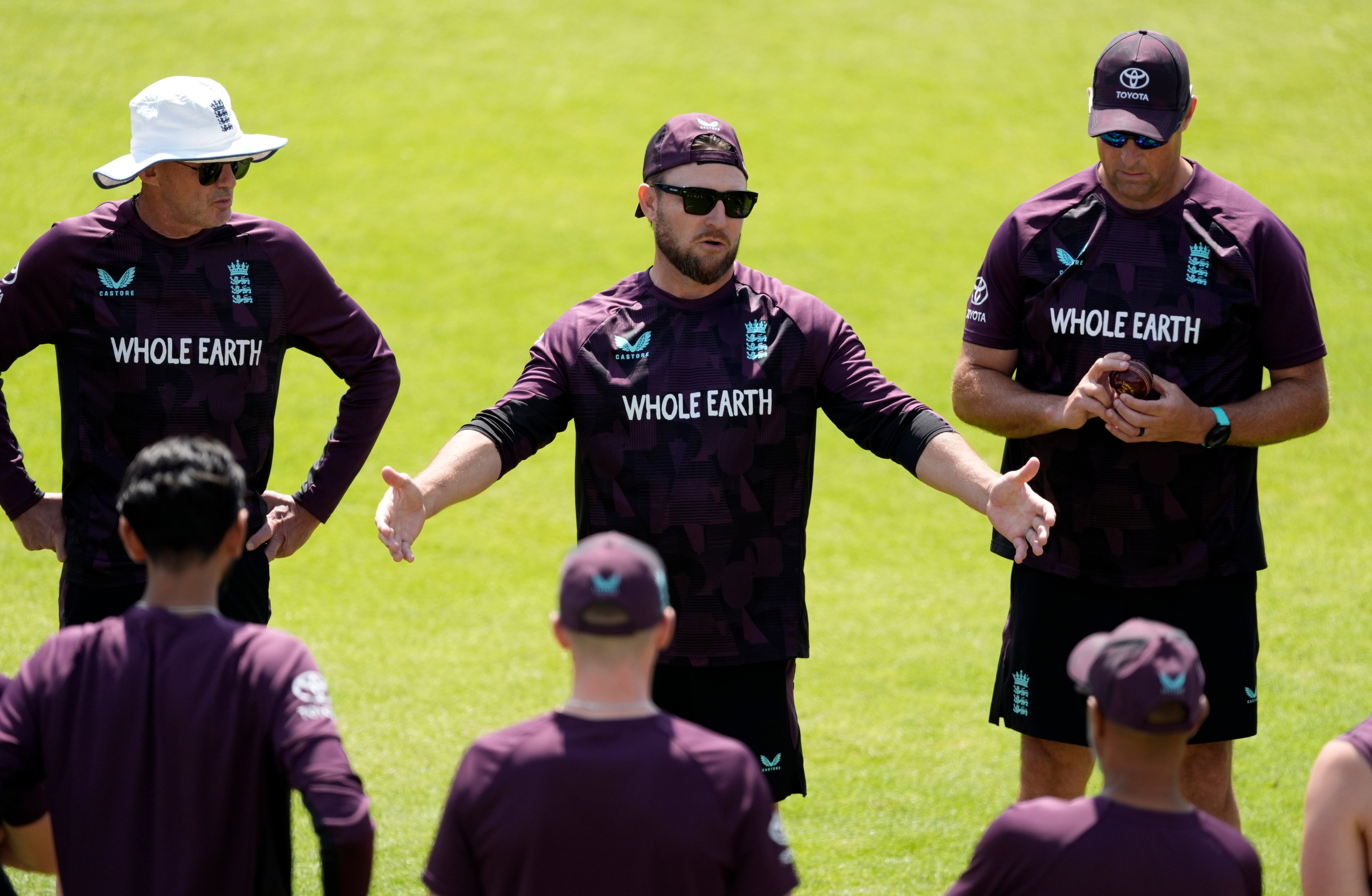 O técnico da Inglaterra, Brendon McCullum (Center), durante a sessão líquida de Headingle