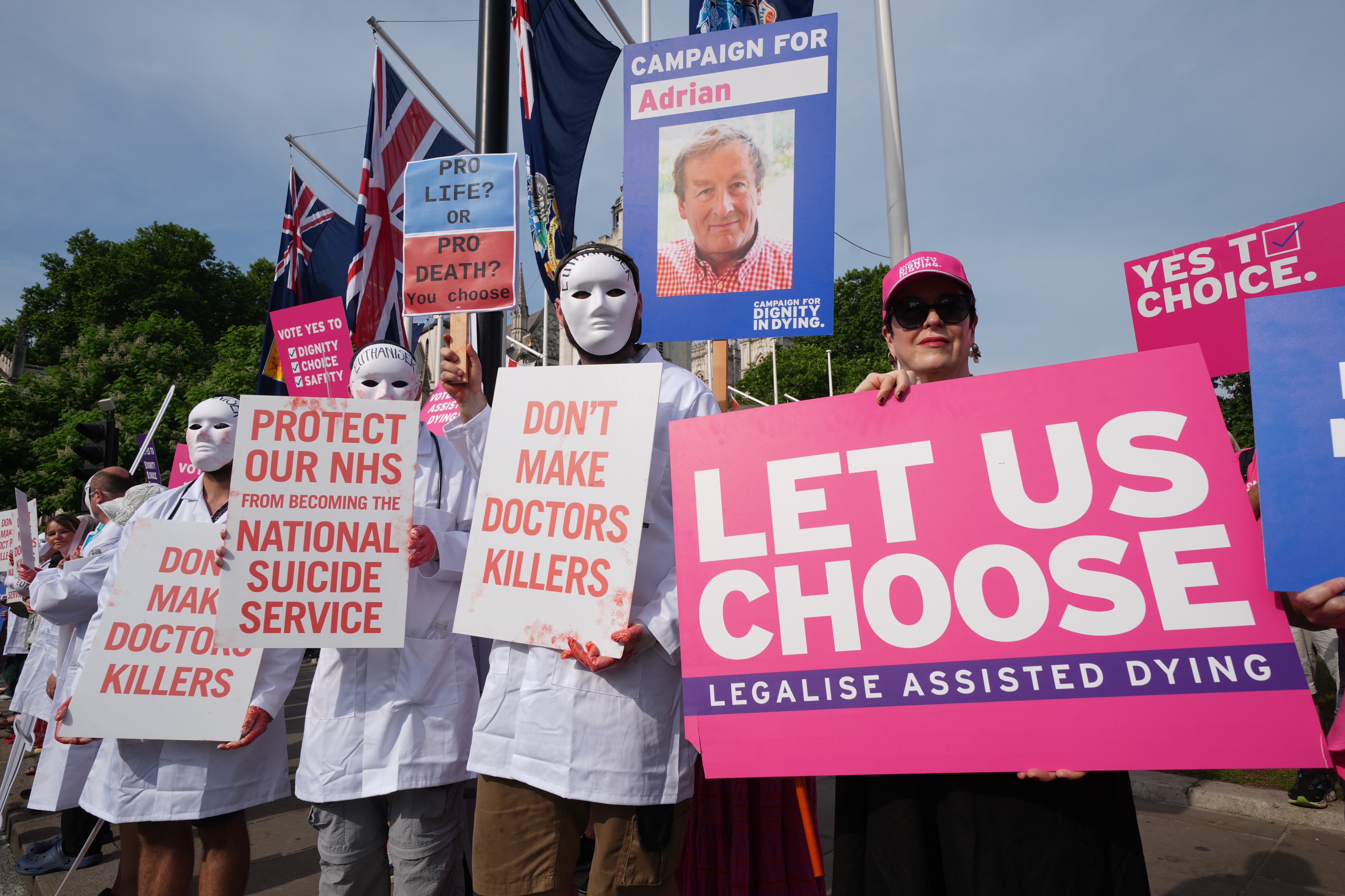 <p>Campaigners supporting and opposing the assisted dying Bill demonstrate at Parliament Square</p>