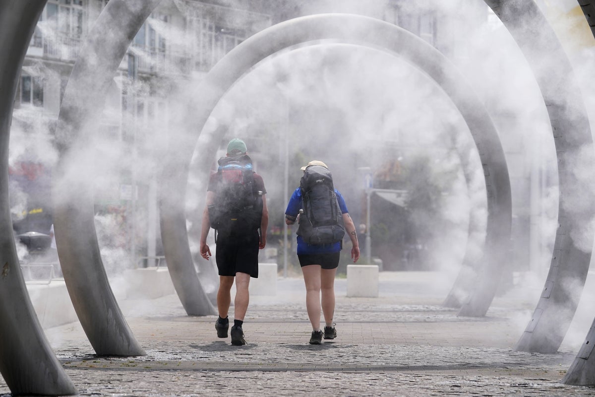 The warning signs of heat stroke to watch for during a heatwave The warning signs of heat stroke to watch for during a heatwave