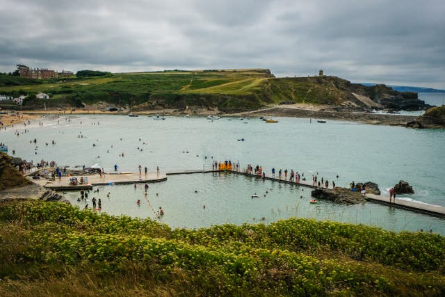 <p>Swimmers in Parliament Hill Lido </p>
