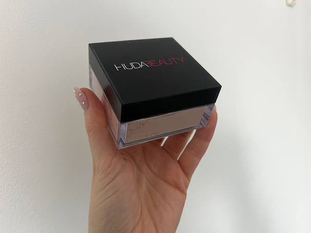 Best setting powder Indybest review Huda Beauty easy bake loose baking & setting powder