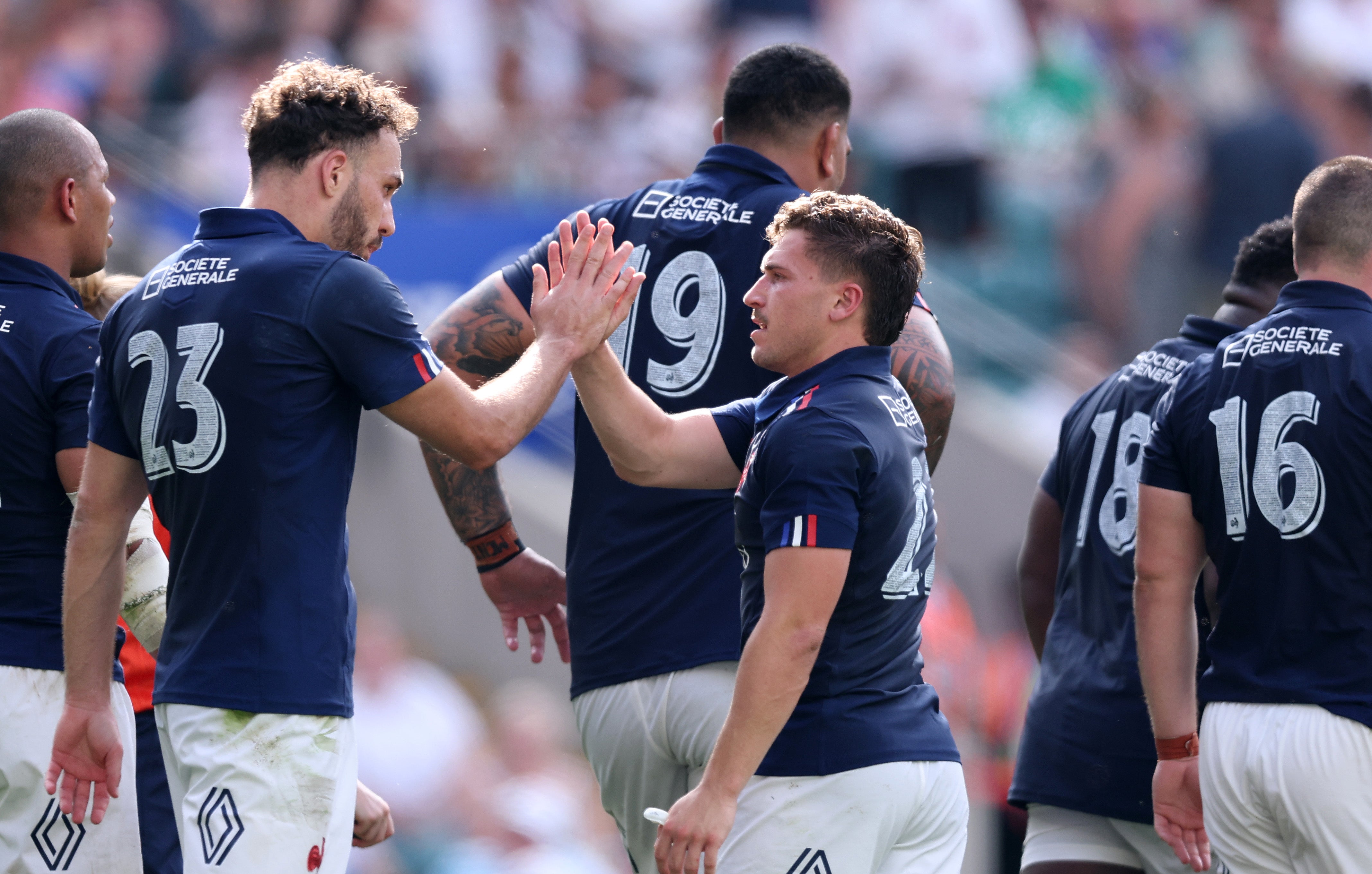 Frankreich feiert den Sieg trotz Cameron Wokis Red Card