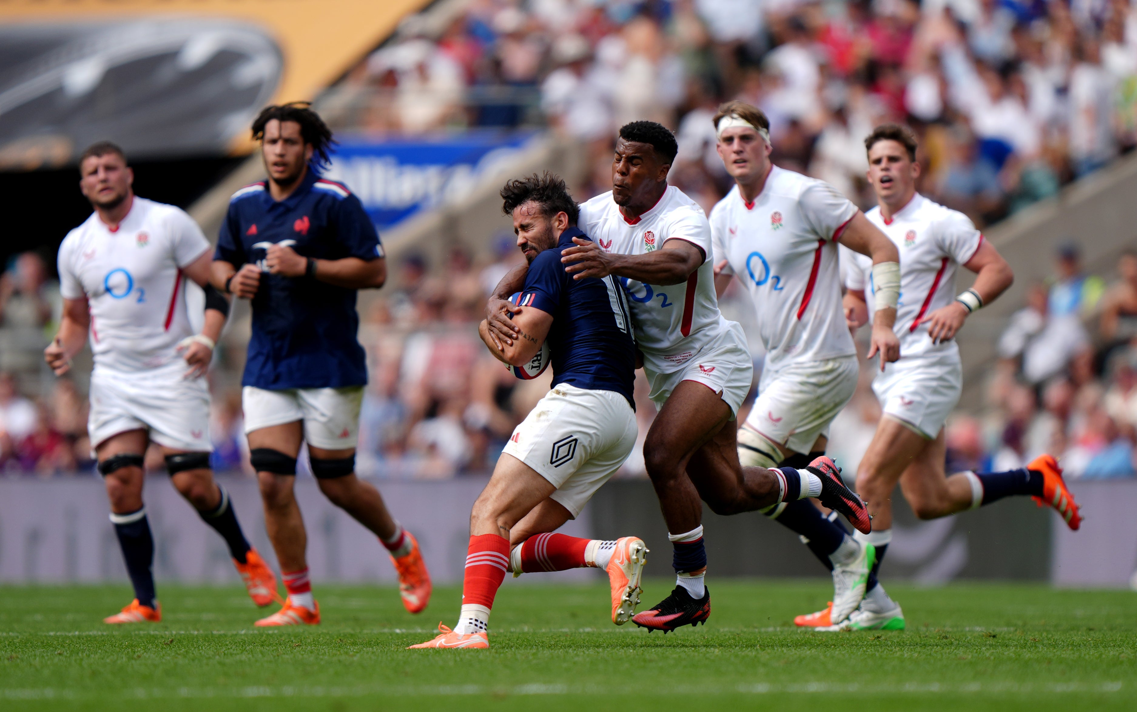Um França XV derrotou por pouco um XV da Inglaterra com Immanuel Feyi-Waboso expulso para um tackle alto