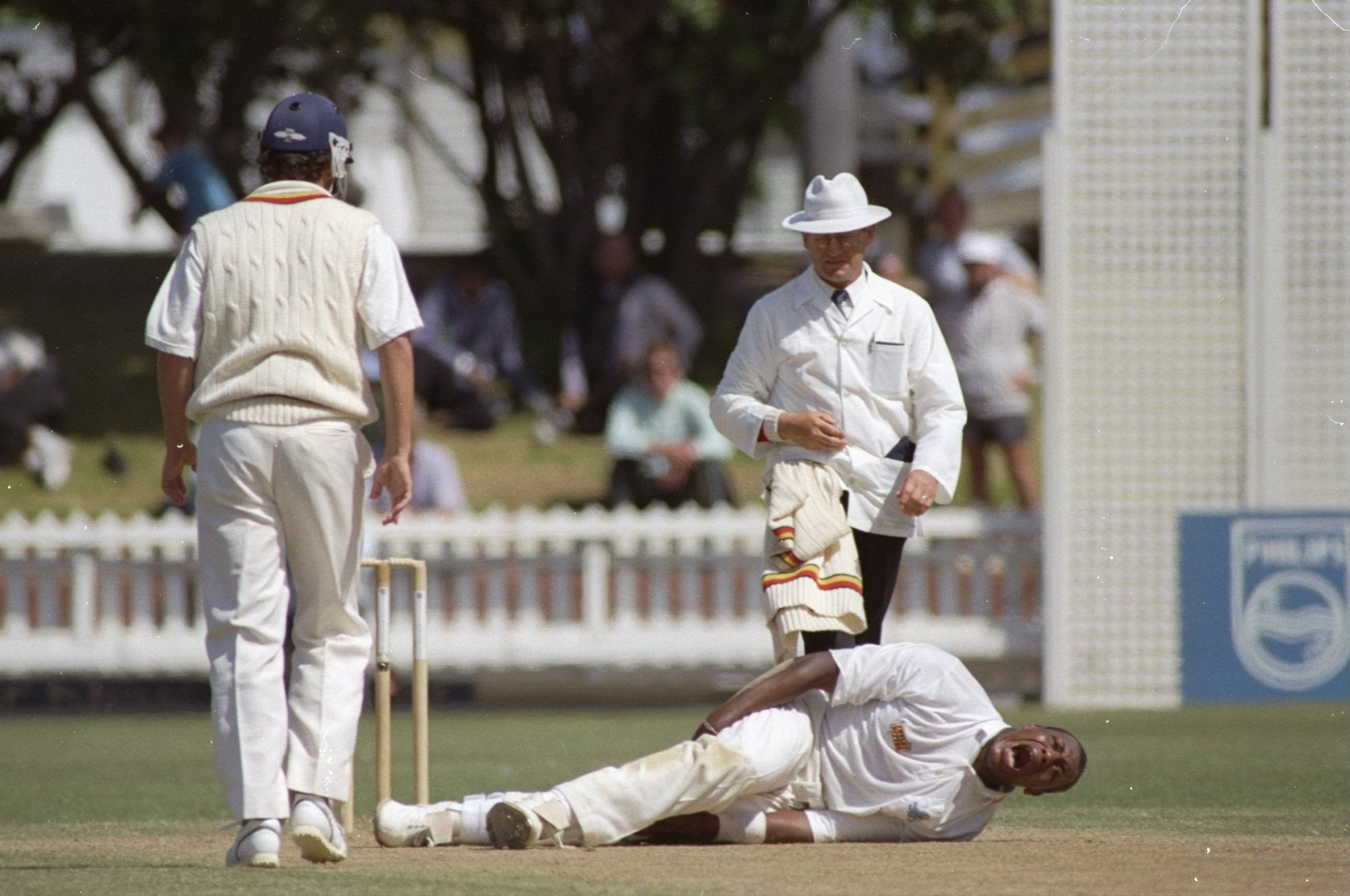 Lawrence está em agonia depois de quebrar a rótula durante um teste contra a Nova Zelândia em Wellington, 1992