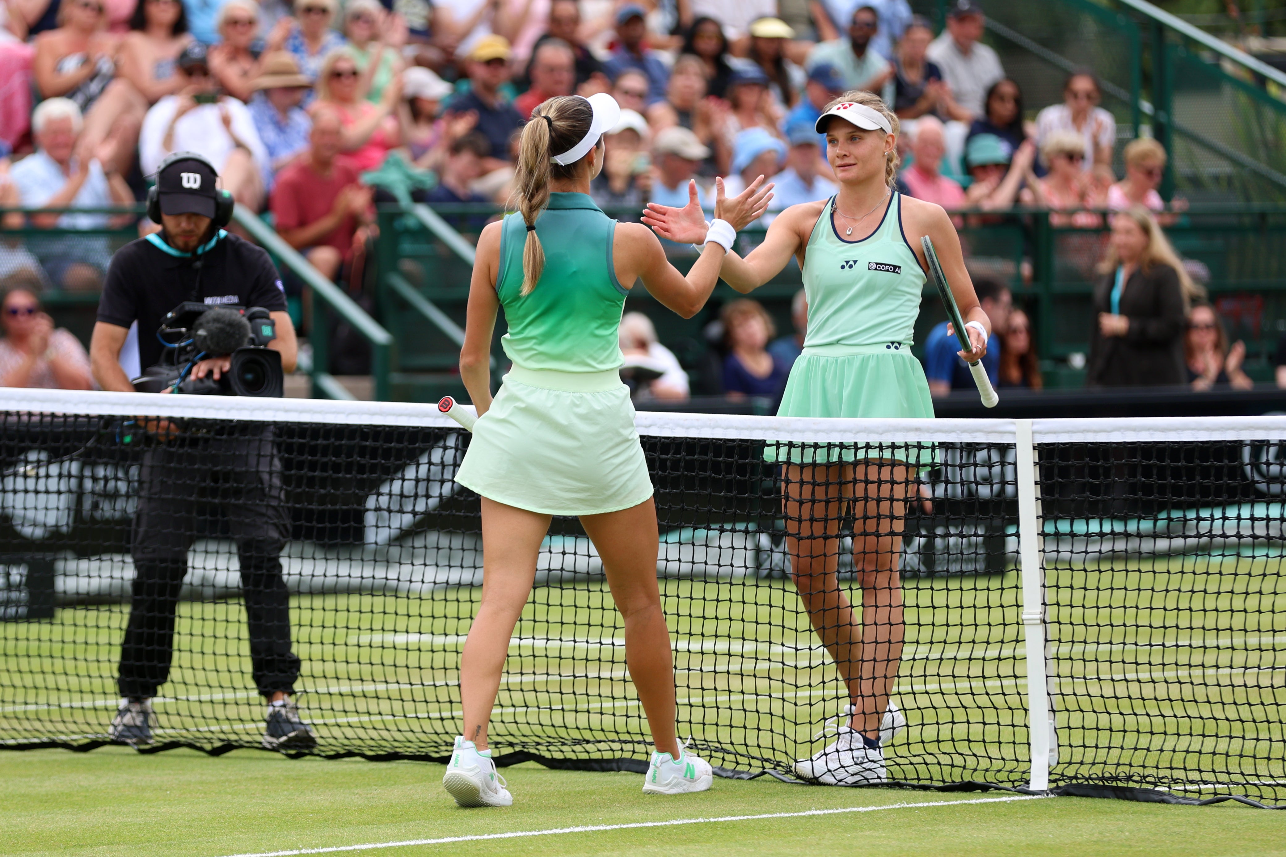Kessler e Dayana Yastremska abraçam na conclusão da final do Nottingham Open