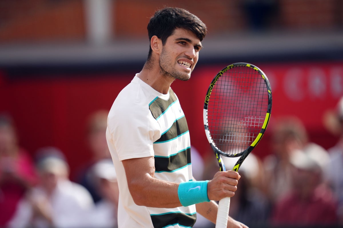 Carlos Alcaraz regains his Queen’s crown after beating Jiri Lehecka in final