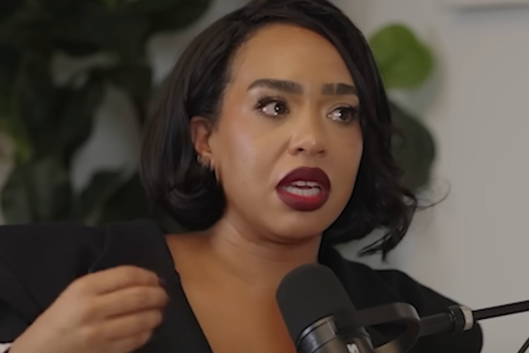 Influencer gets emotional admitting she has to shop at H&M amid financial  struggles | The Independent