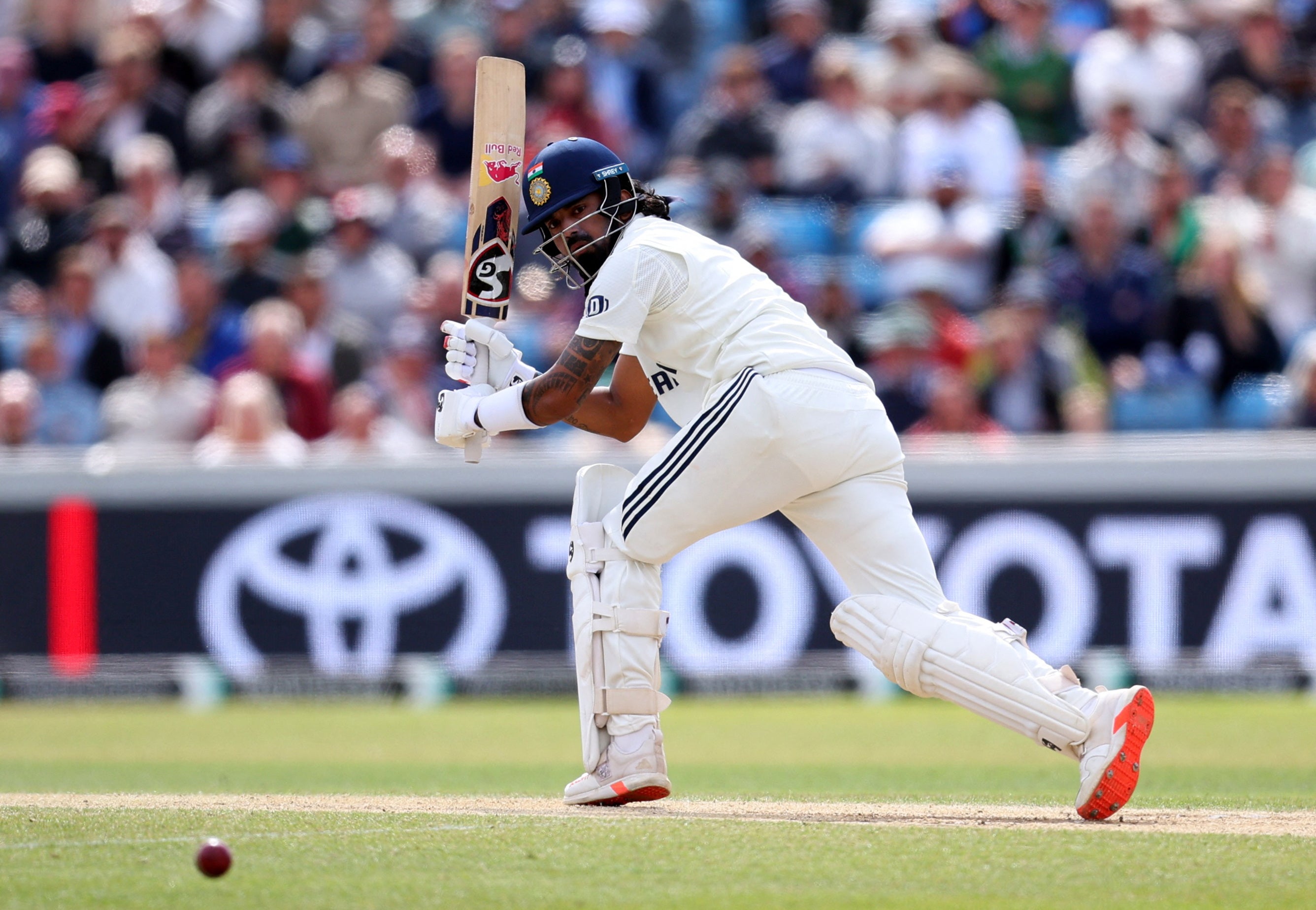 Um elegante 137 de KL Rahul ajuda a Índia a estabelecer um total complicado para a Inglaterra perseguir