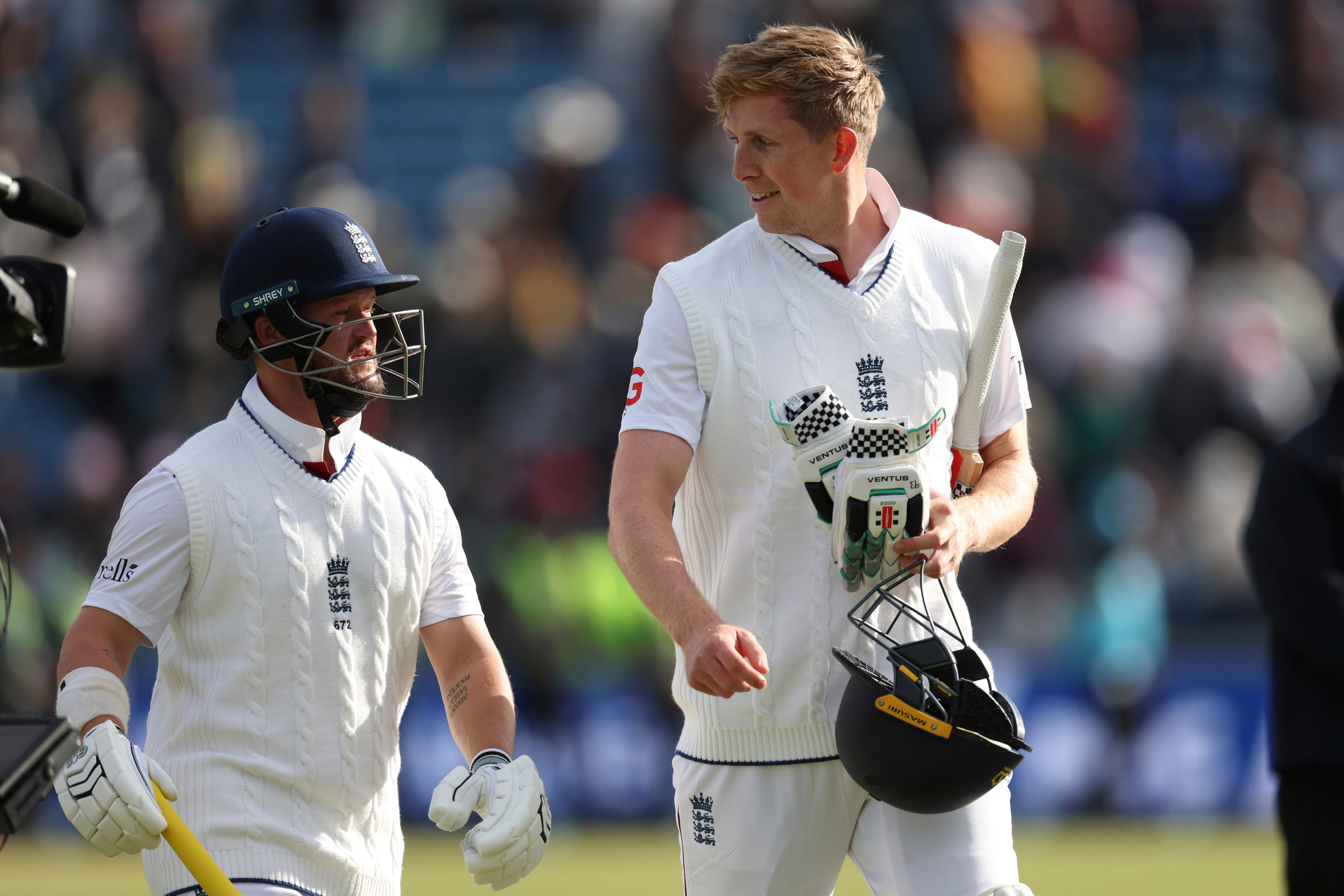 Ben Duckett, à esquerda, e Zak Crawley bateu em tocos deixando a Inglaterra por 21 a 0 e precisando de 350 corridas para vencer