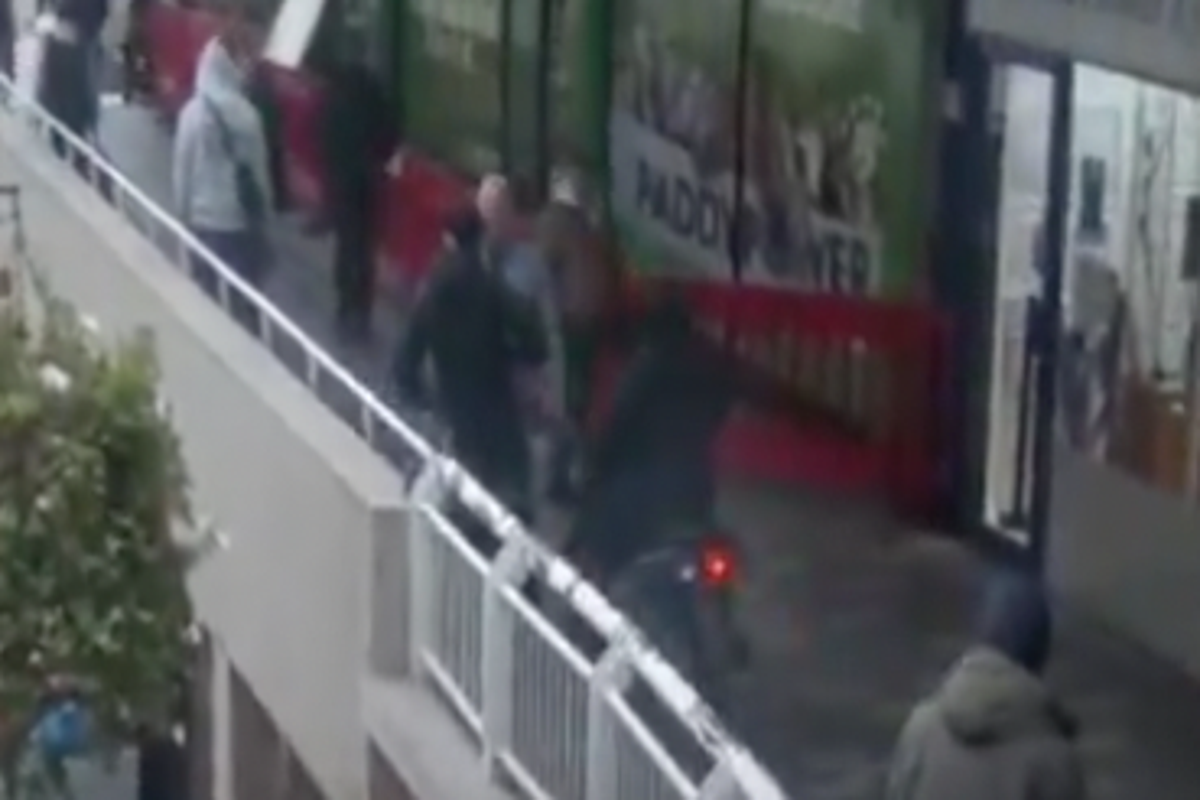 Off duty police officer attacked by machete-wielding thieves as he confronts them