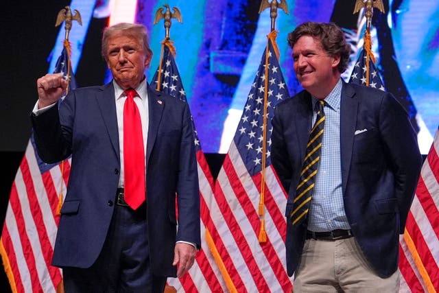 <p>Tucker Carlson hace campaña junto a Donald Trump sobre el escenario en Glendale, Arizona, en los últimos días de la elección presidencial de 2024 </p>