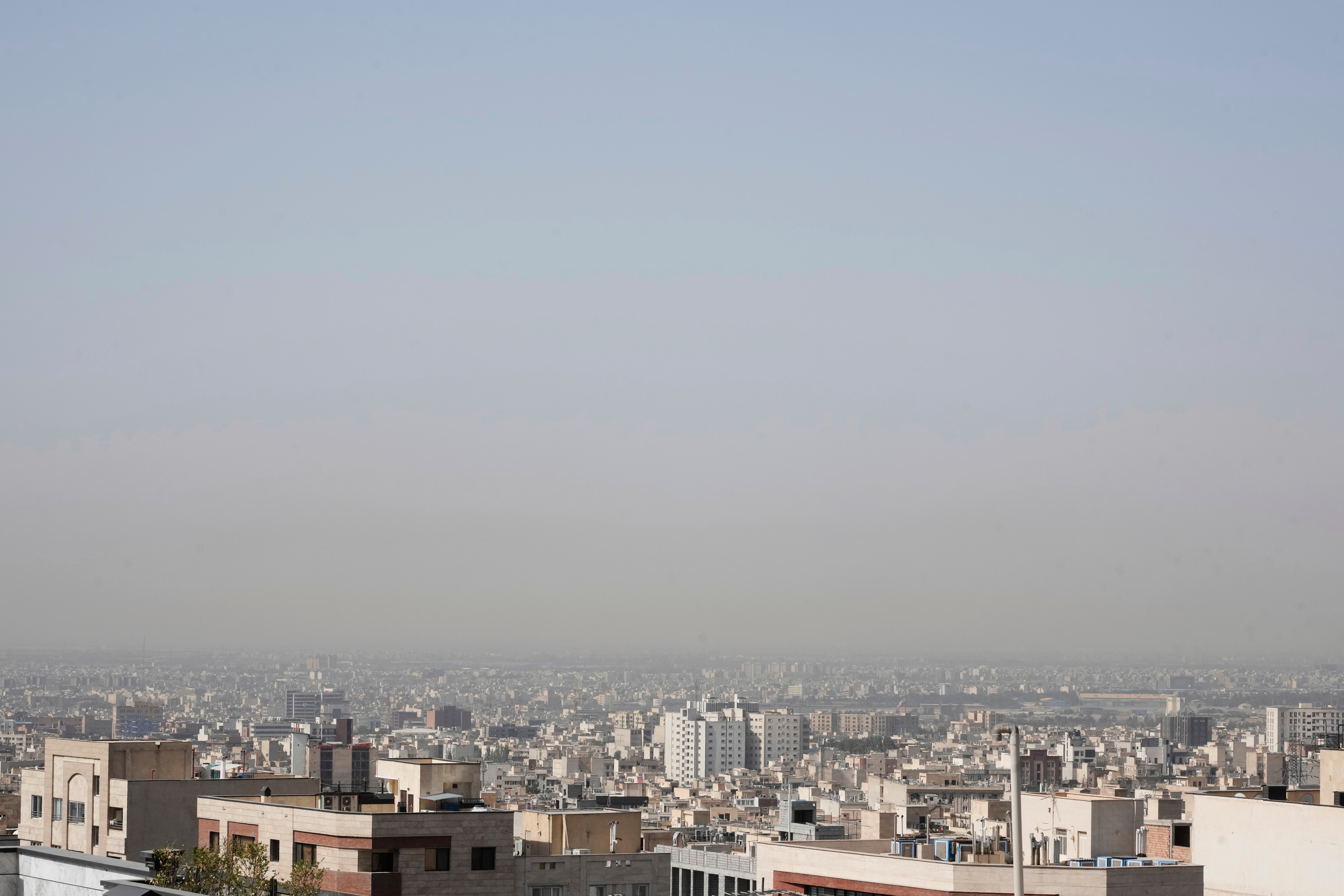 افق تهران صبح سه شنبه با شروع آتش بس (Vahid Salemi/AP)