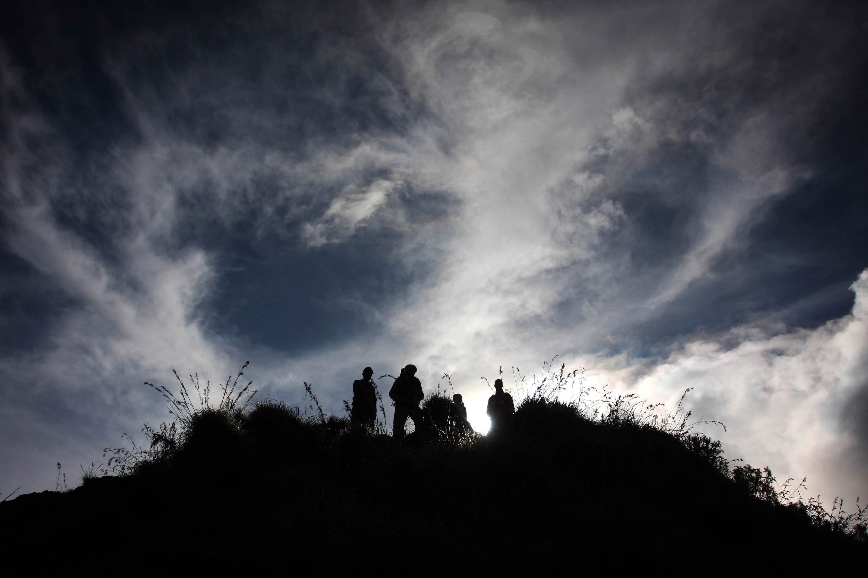 Tourists witness Mount Rinjani, also known as Gunung Rinjani, on 19 May 2009 in Lombok, West Nusa Tenggara Province, Indonesia