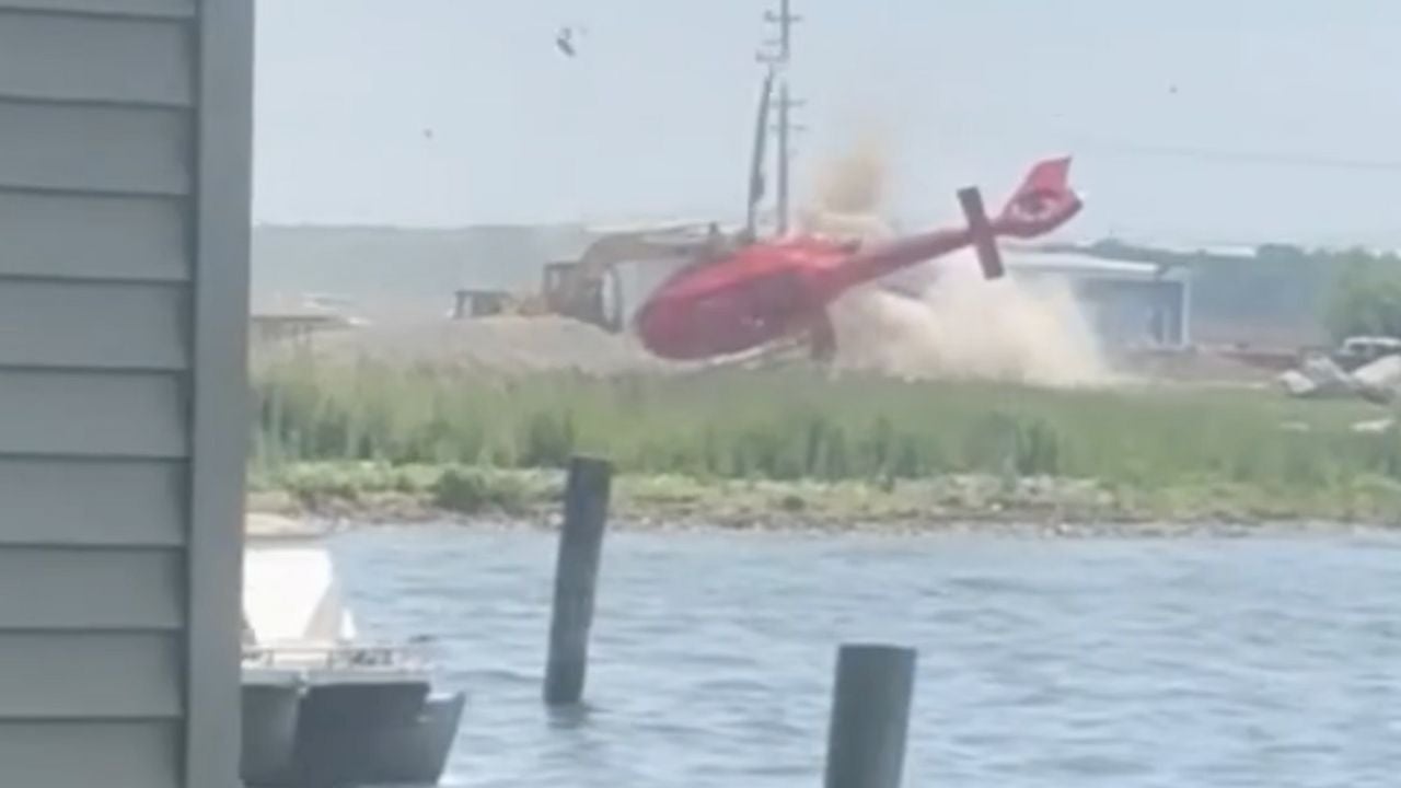 <p>Moment helicopter crash lands outside restaurant in Michigan</p>