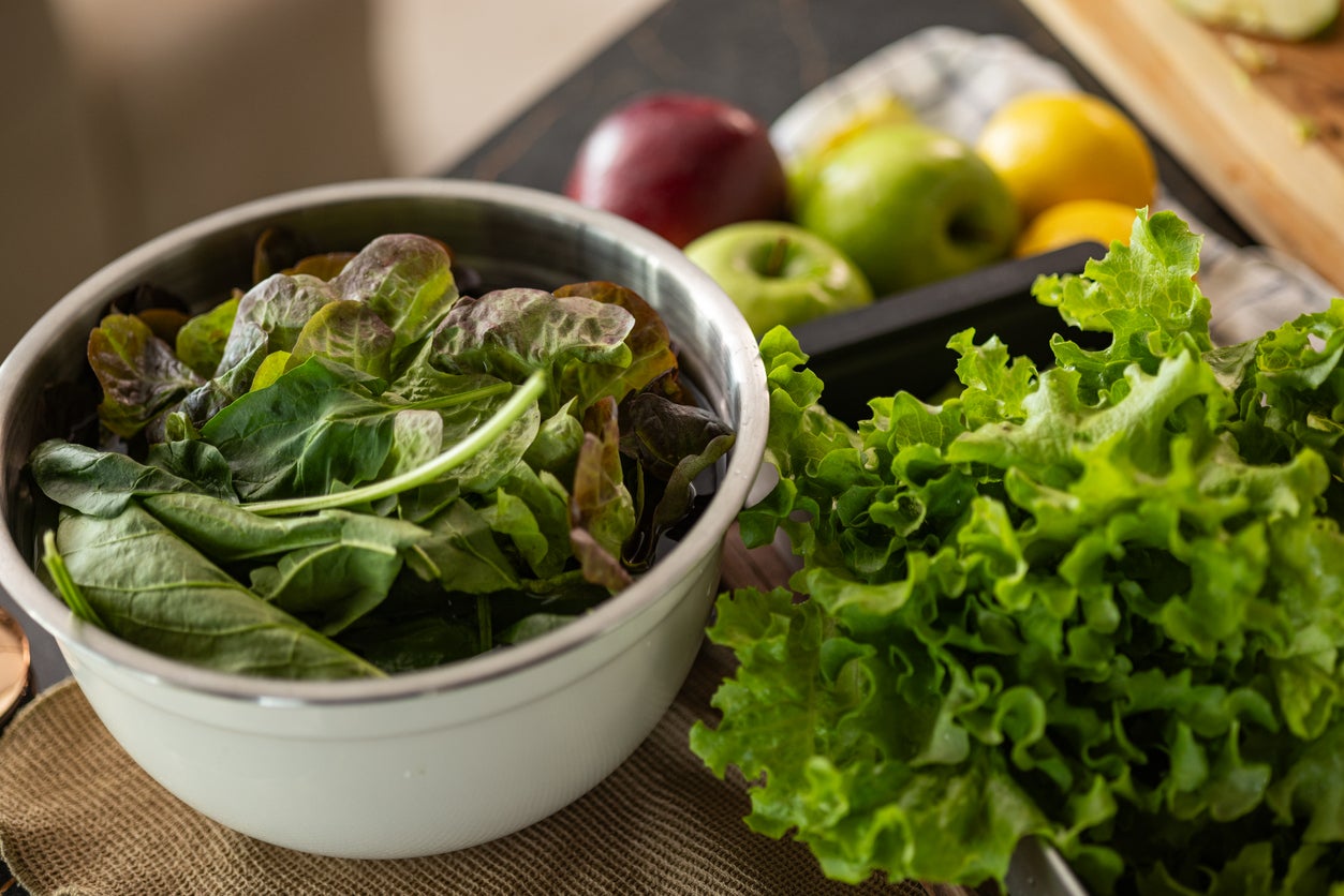 It is important to maintain a nutritious diet to keep your mouth healthy. Leaf greens can help you strengthen your teeth