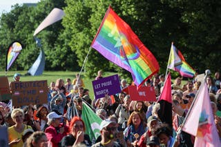 Les manifestants gays de Wright augmentent des panneaux et des drapeaux pour protester contre le président Donald Trump, qui est un passant au sommet des dirigeants de l'OTAN, et le Premier ministre hongrois Victor Orban