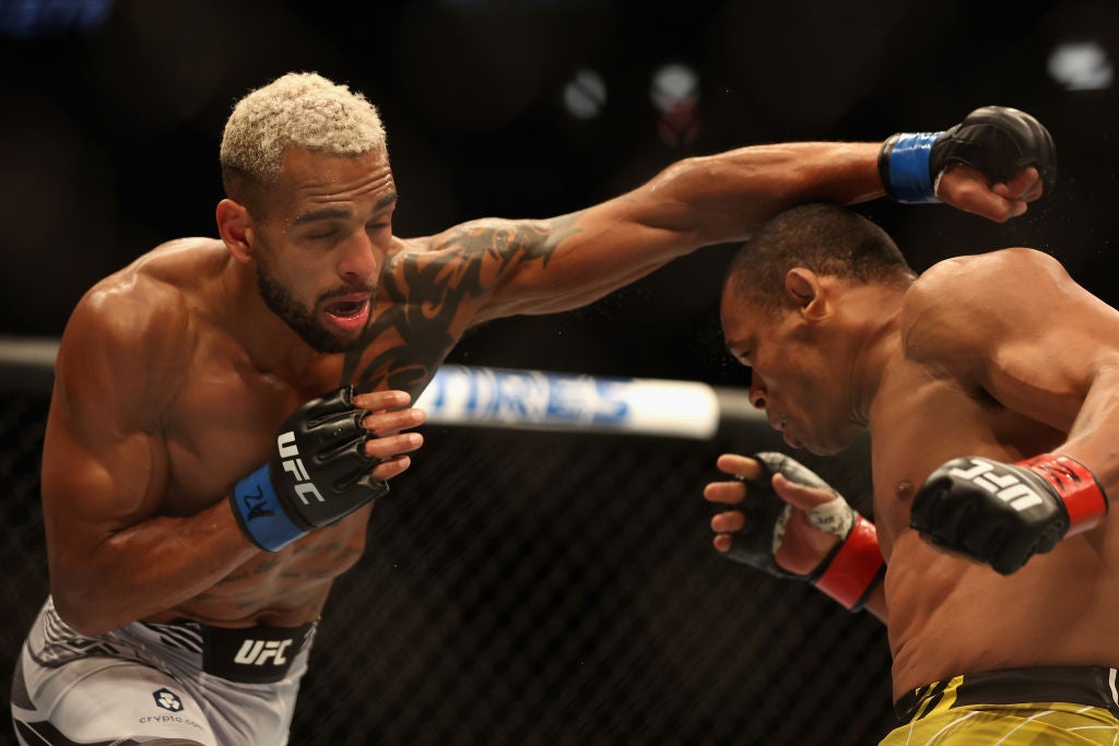 Budúcnosť Danny Roberts s UFC (vľavo) zostala vo vzduchu viac ako rok pred jeho prípadným odchodom