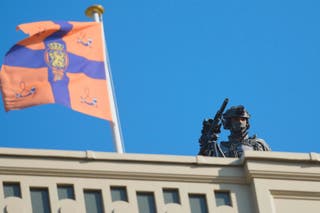 Les tireurs d'élite de la police surveillent la région avant le dîner officiel au Bosch de Palis Hews 10 avant le sommet de l'OTAN à La Haye