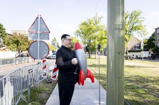 Quelque chose comme le leader nord-coréen Kim Jong-un se tient près du forum mondial où le sommet de Nagu se tient à La Haye