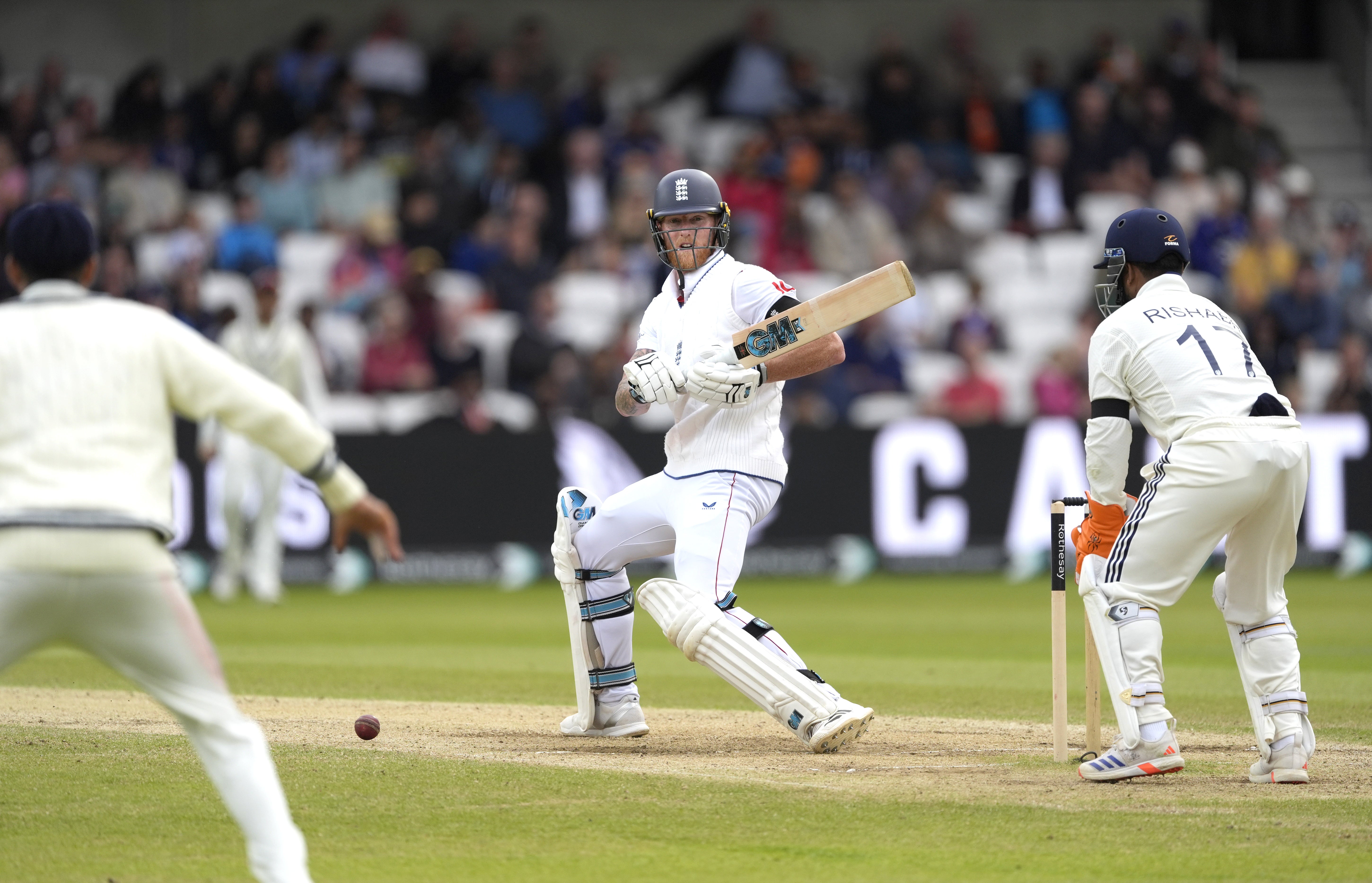 O capitão da Inglaterra, Ben Stokes, não conseguiu levar seu lado sobre a fila em Headingley desta vez (Danny Lawson/PA)
