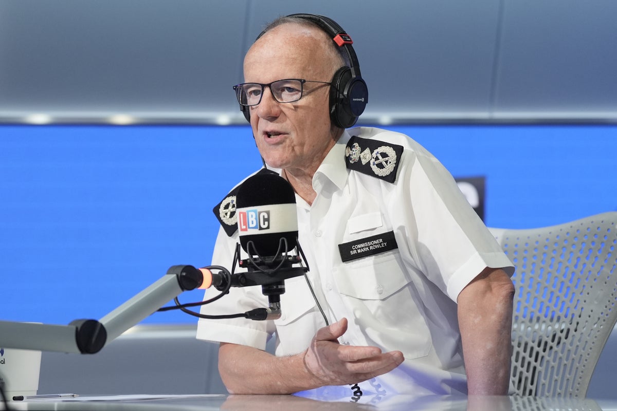 Met chief apologises to broadcaster Selina Scott over police response to her mugging