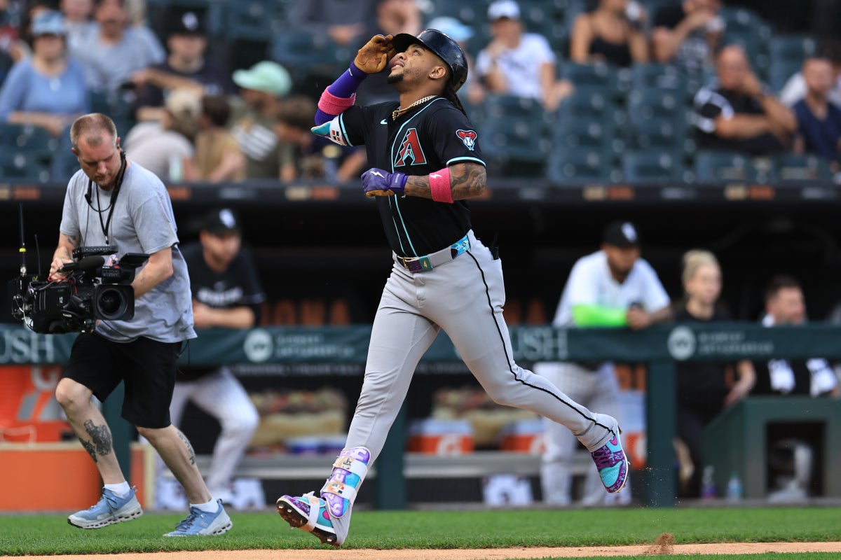 MLB star breaks down in tears on the field after heckler mocks his dead mother